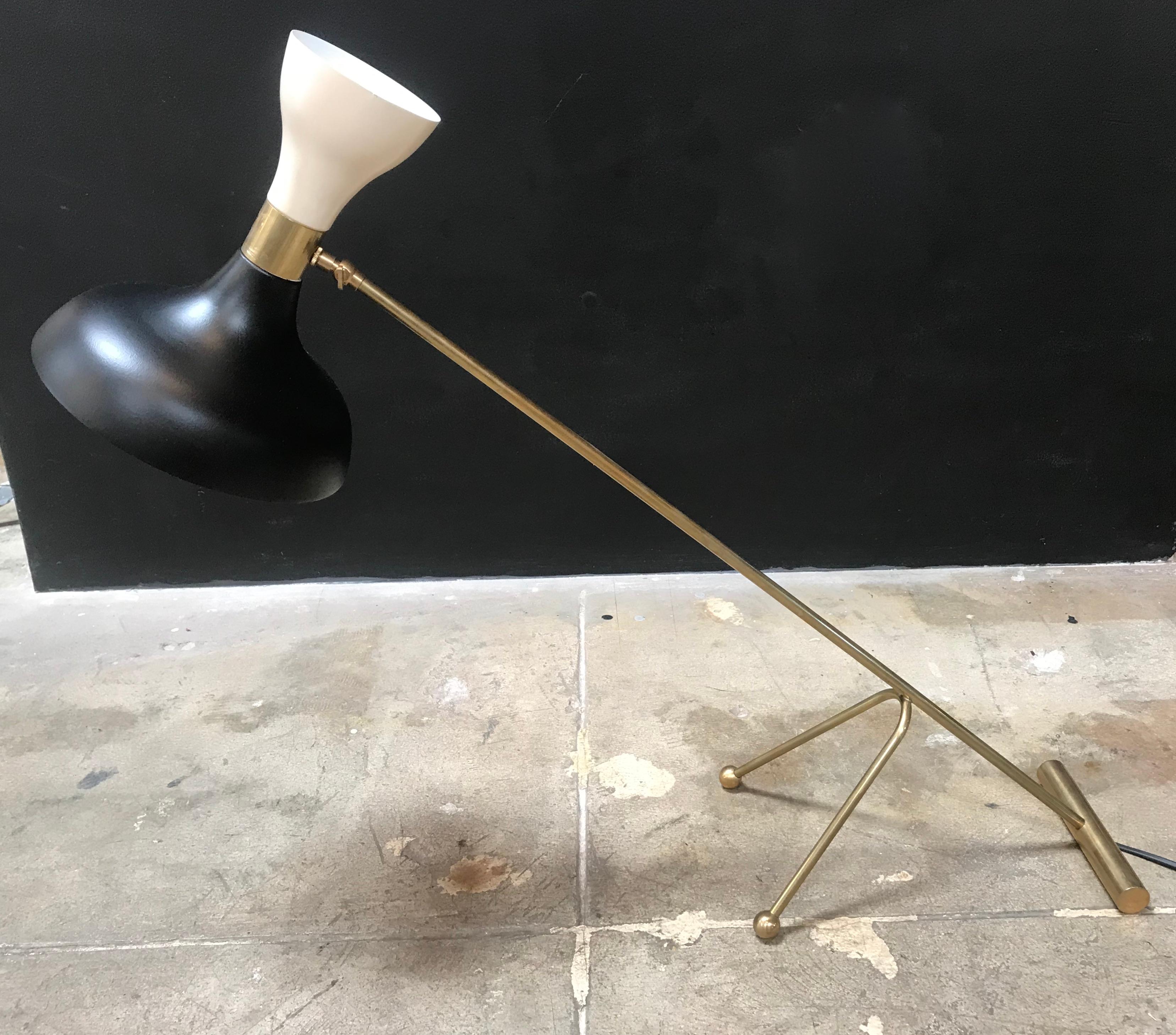 Pair of Midcentury Stilnovo Style Adjustable Black/White Table Lamps in Brass In Good Condition For Sale In Los Angeles, CA