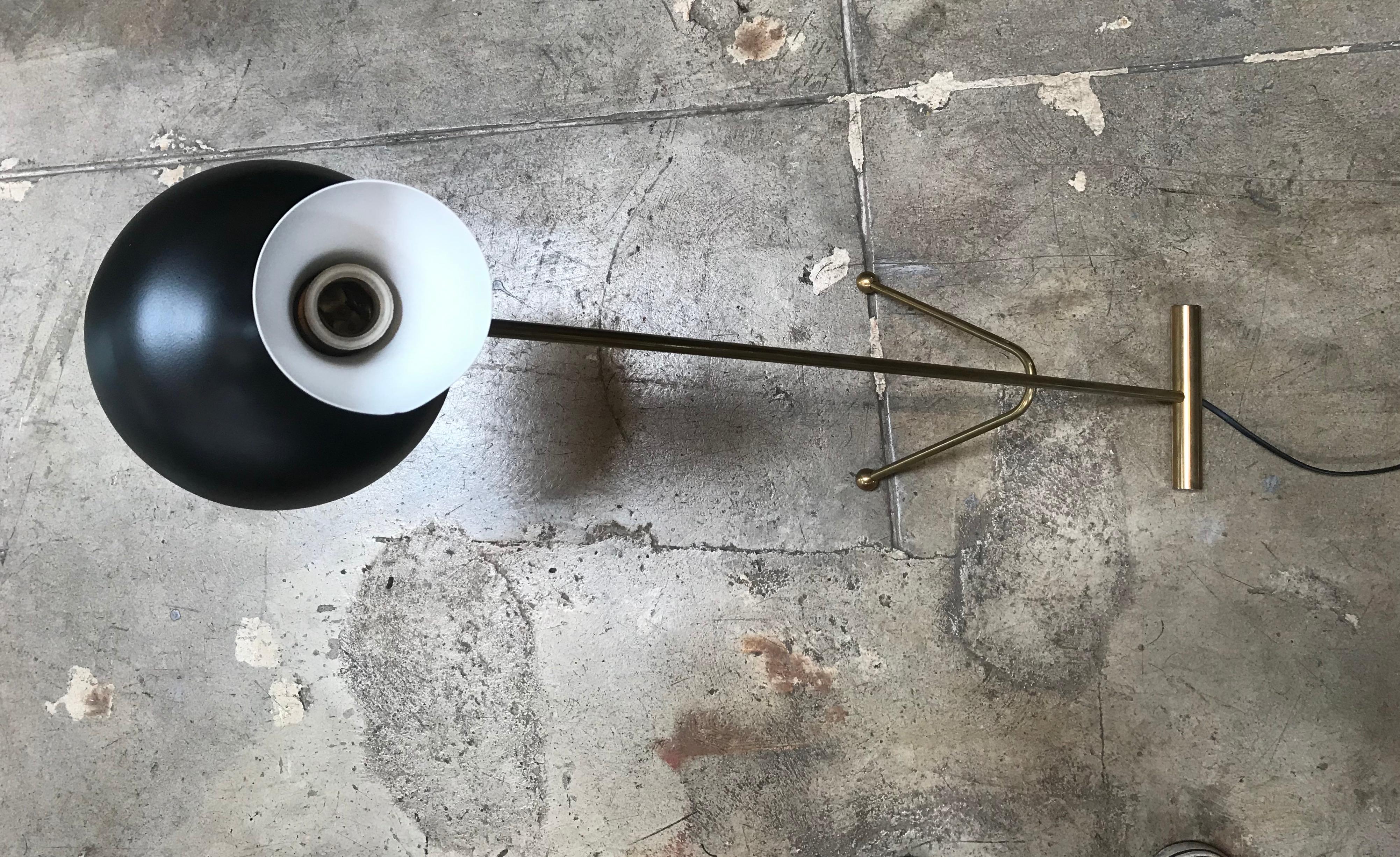 Pareja de lámparas de sobremesa regulables en blanco y negro de latón estilo Stilnovo de mediados de siglo en venta 1