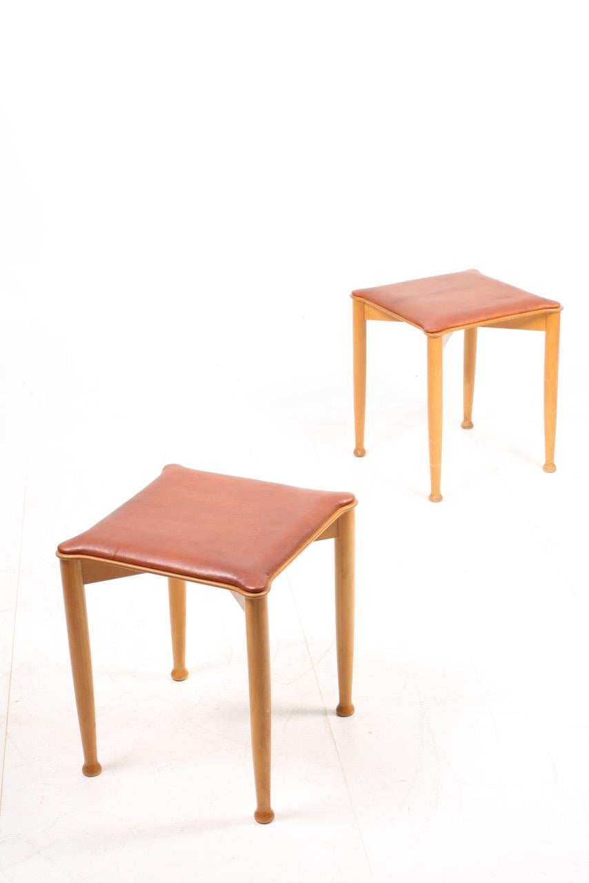 Pair of Midcentury Stools, Patinated Leather by Hvidt & Mølgaard, Danish Design In Good Condition In Lejre, DK