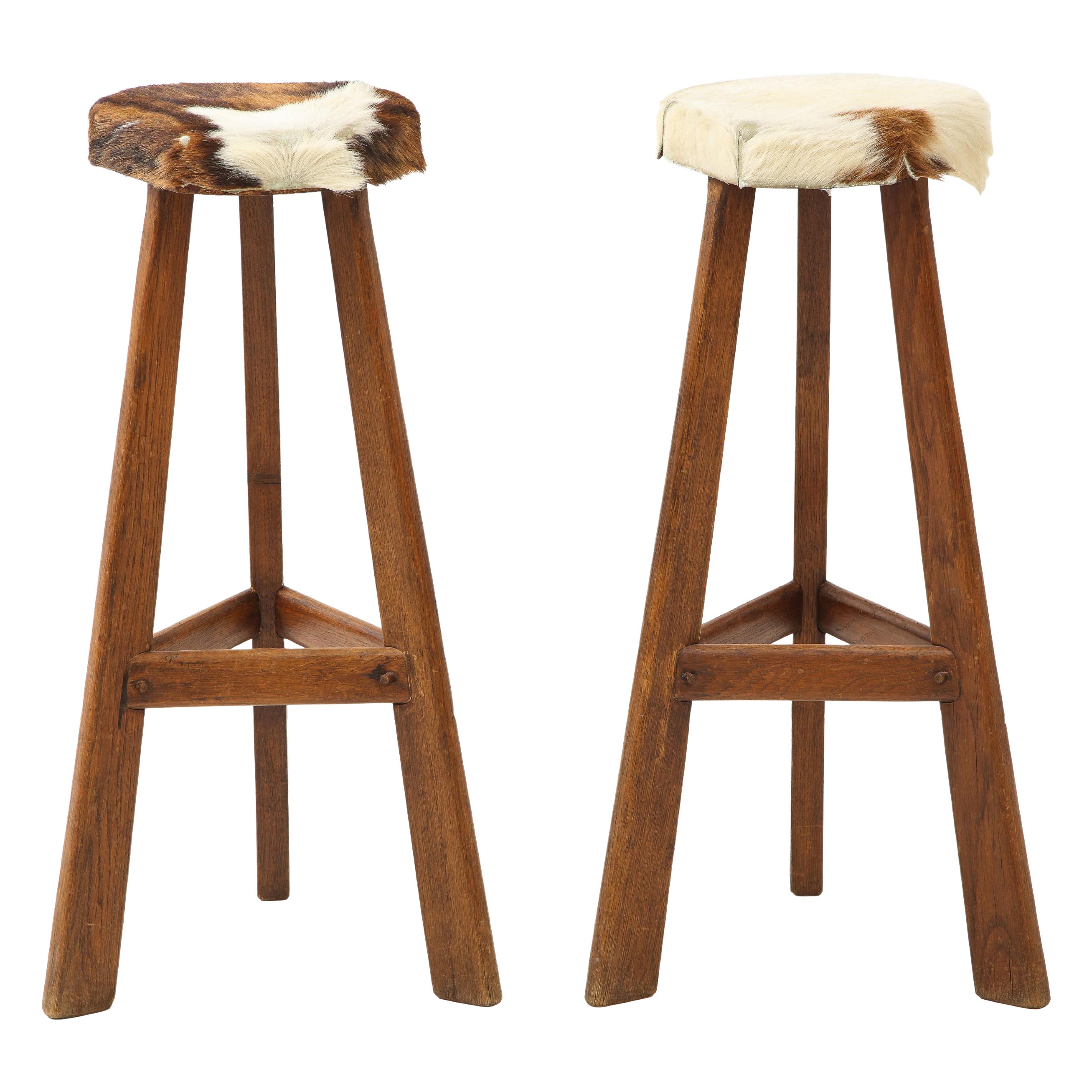 Paire de tabourets du milieu du siècle avec sièges en cuir de vache, France, vers 1960