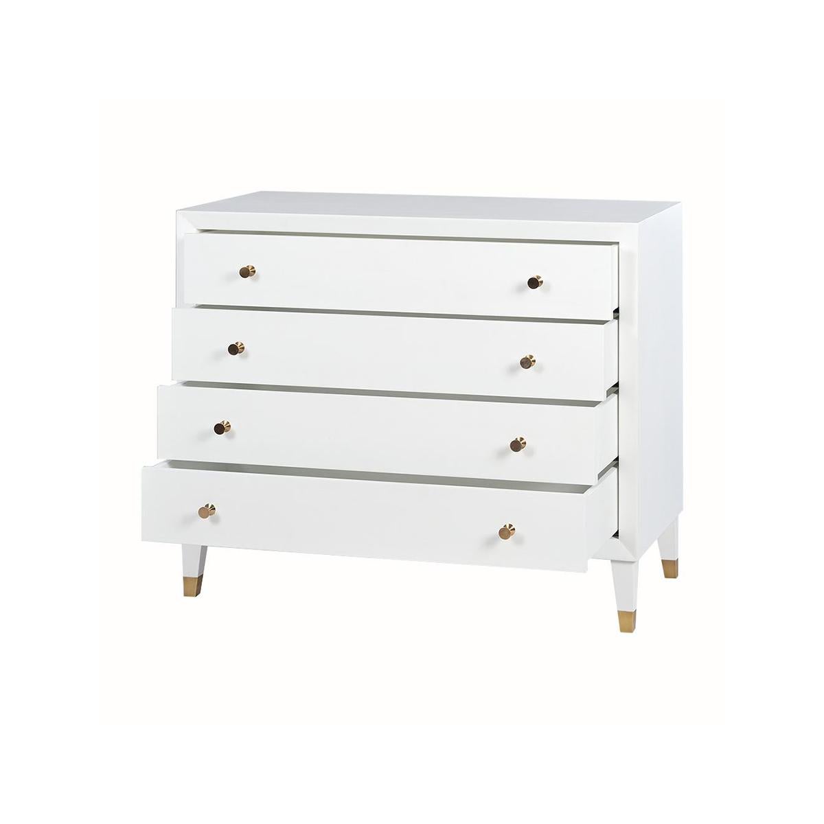 Ti presentiamo il nostro splendido comò dipinto in stile Mid-Century, una cassapanca che darà un tocco di moderna eleganza a qualsiasi spazio. La cassapanca vanta una splendida finitura bianca satinata che non mancherà di affascinare gli