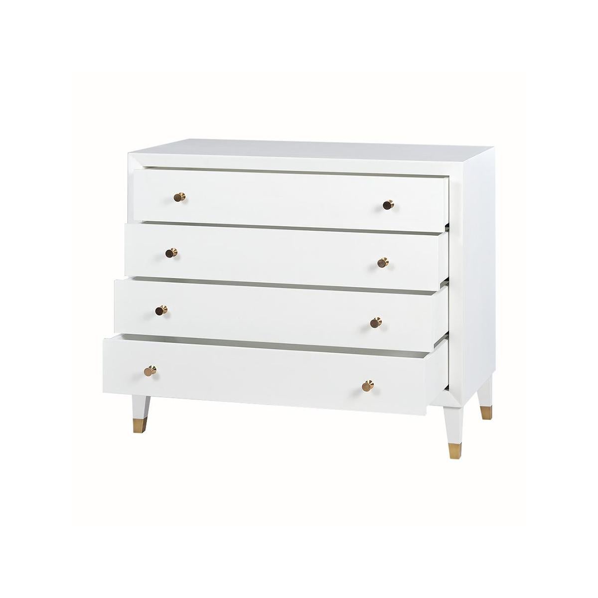 Voici notre superbe commode peinte de style Mid-Century, une commode qui apportera une touche d'élégance moderne à tout espace. Le coffre est doté d'un superbe fini blanc fantôme peint en satin qui ne manquera pas de captiver les regards.

Avec ses