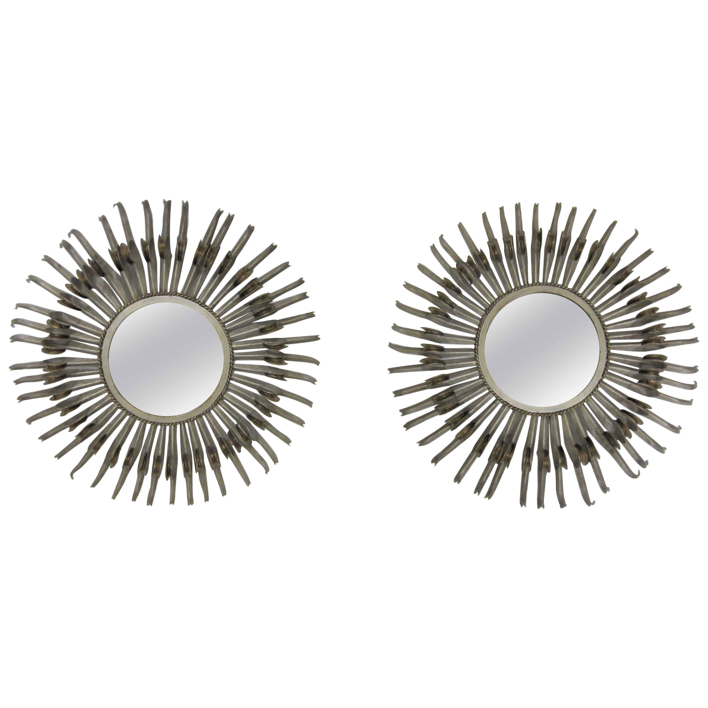 Paire de miroirs Sunburst / Soleil du milieu du siècle dernier, argent avec accents en bronze doré en vente