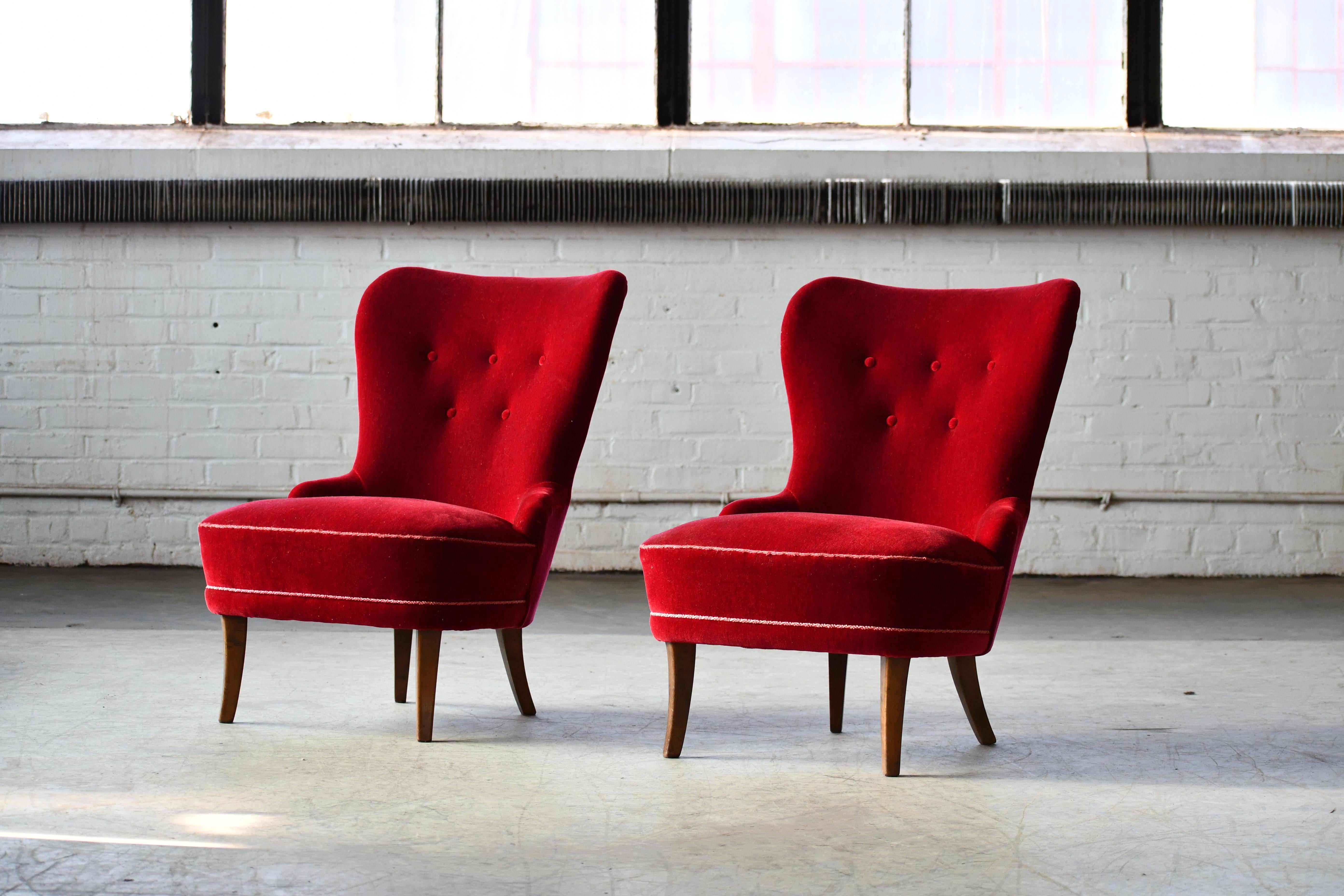Pair of Midcentury Swedish Slipper Chairs in Mahogany and Red Velvet, circa 1950 In Good Condition In Bridgeport, CT