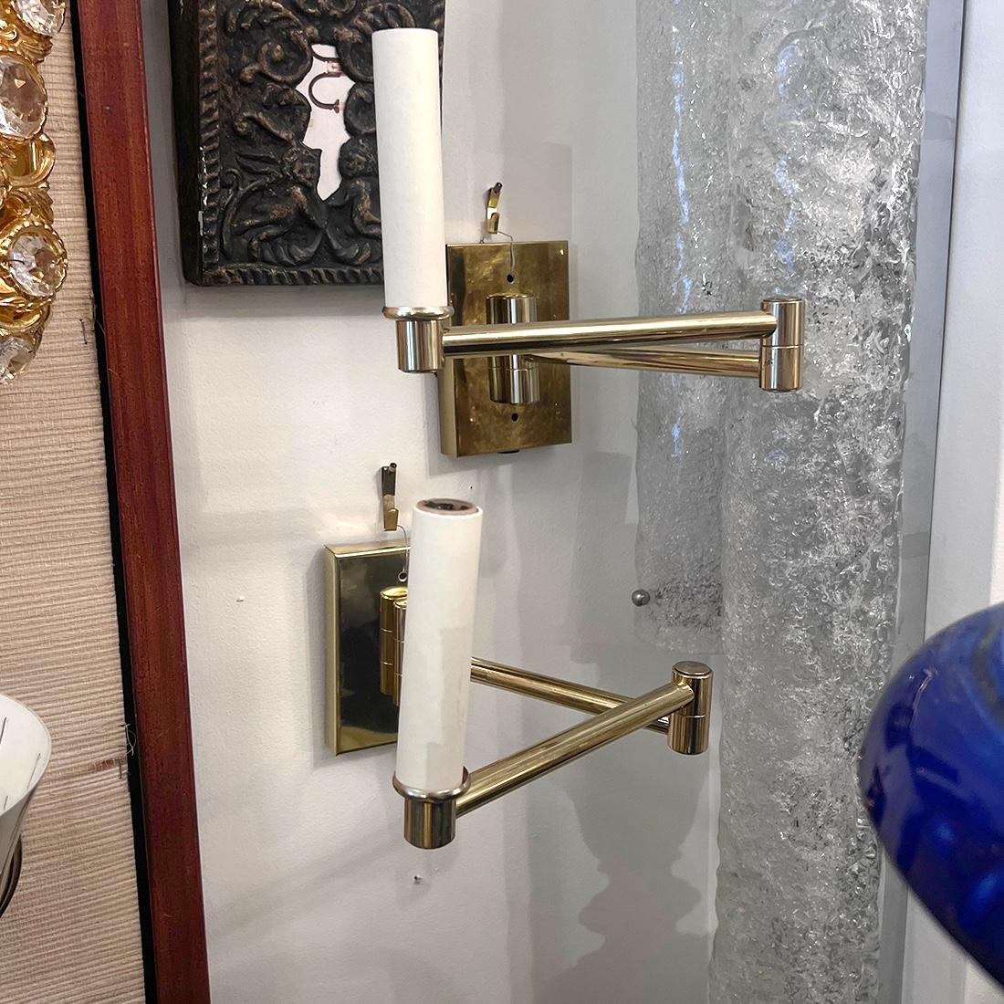 Bronze Paire d'appliques à bras articulés du milieu du siècle dernier en vente
