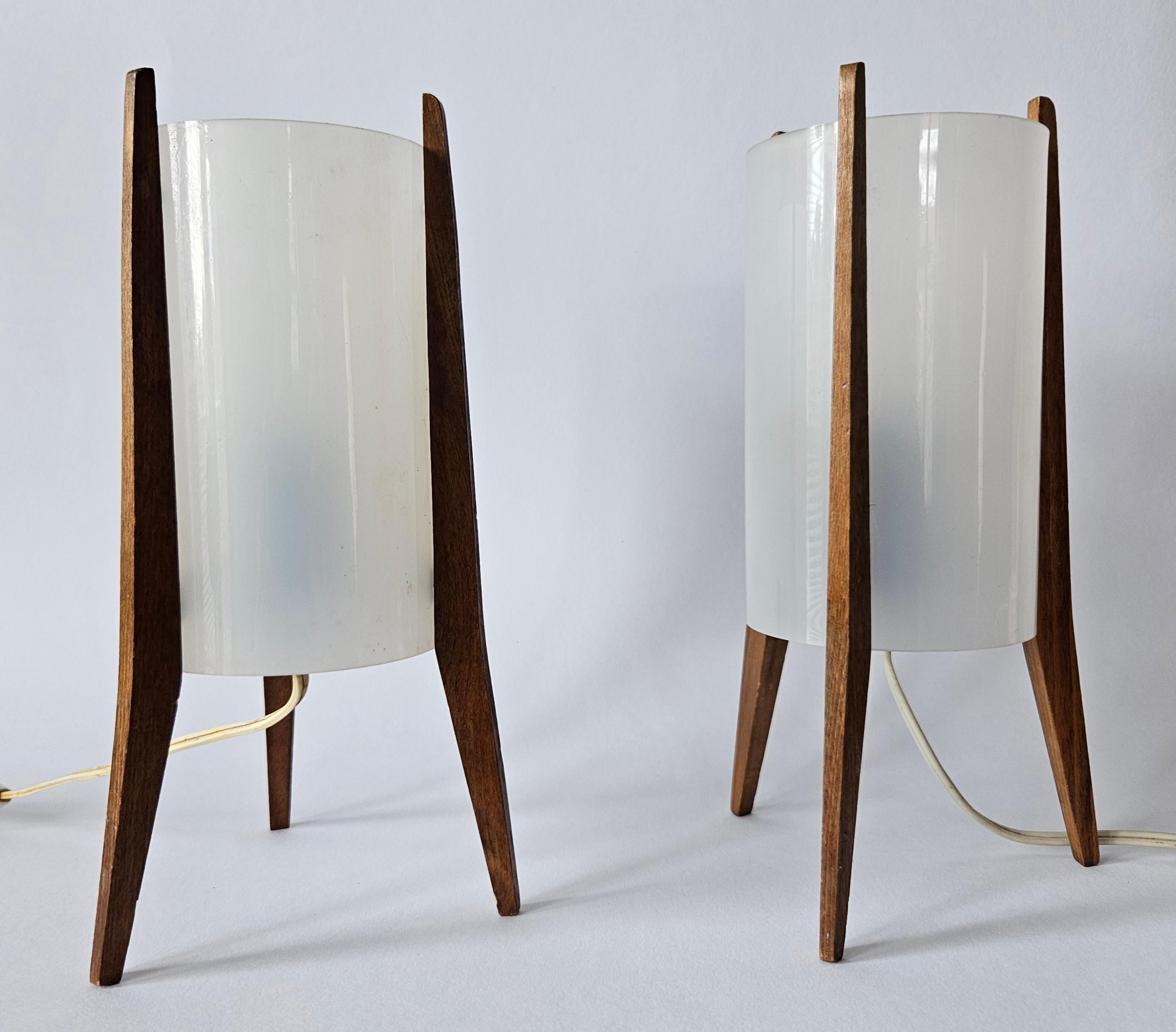 Pair of Midcentury Table Lamps Pokrok Zilina, Tripod, Rocket, 1970s In Good Condition For Sale In Praha, CZ