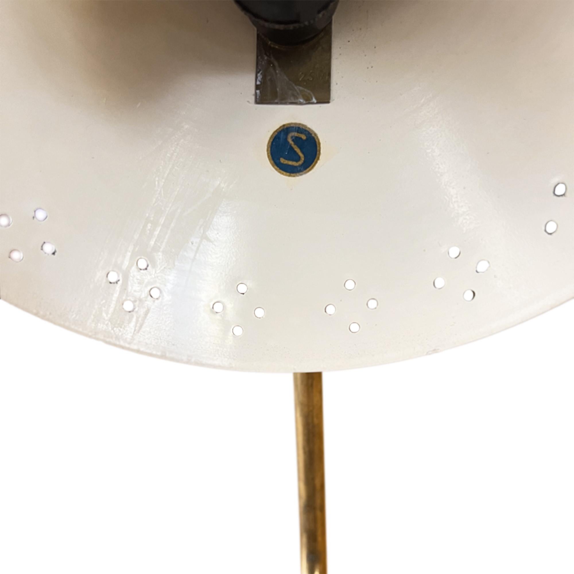 Mid-Century moderno Coppia di lampade da tavolo del Medioevo con paralumi neri traforati di Erik Wärnå in vendita