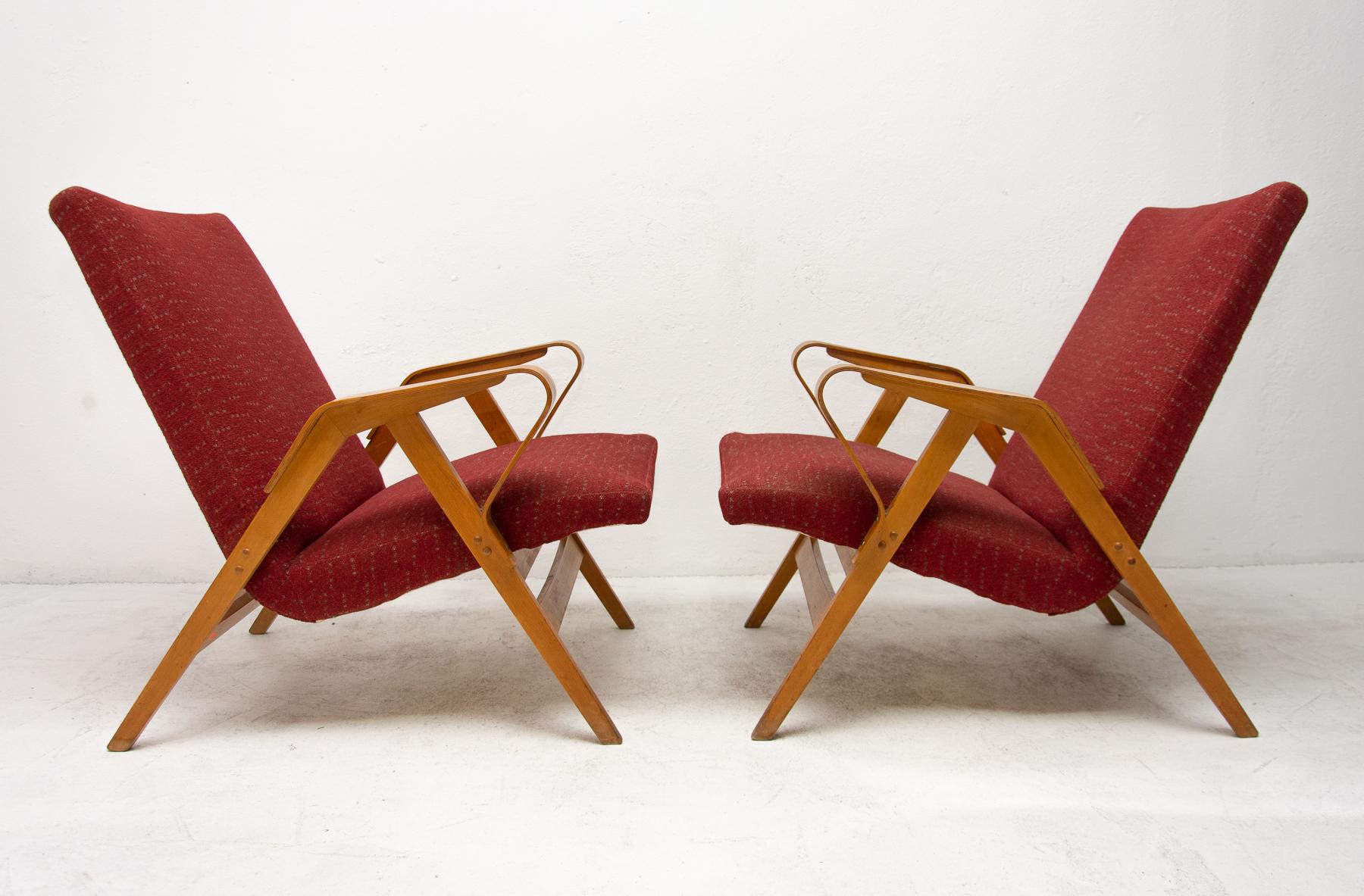 These Czechoslovak lounge armchairs were designed by František Jirák for Tatra Nabytok in the former Czechoslovakia in the 1960s. The design of these chairs followed the huge success of the Czechoslovak pavilion at the Brussels Expo 58.
The