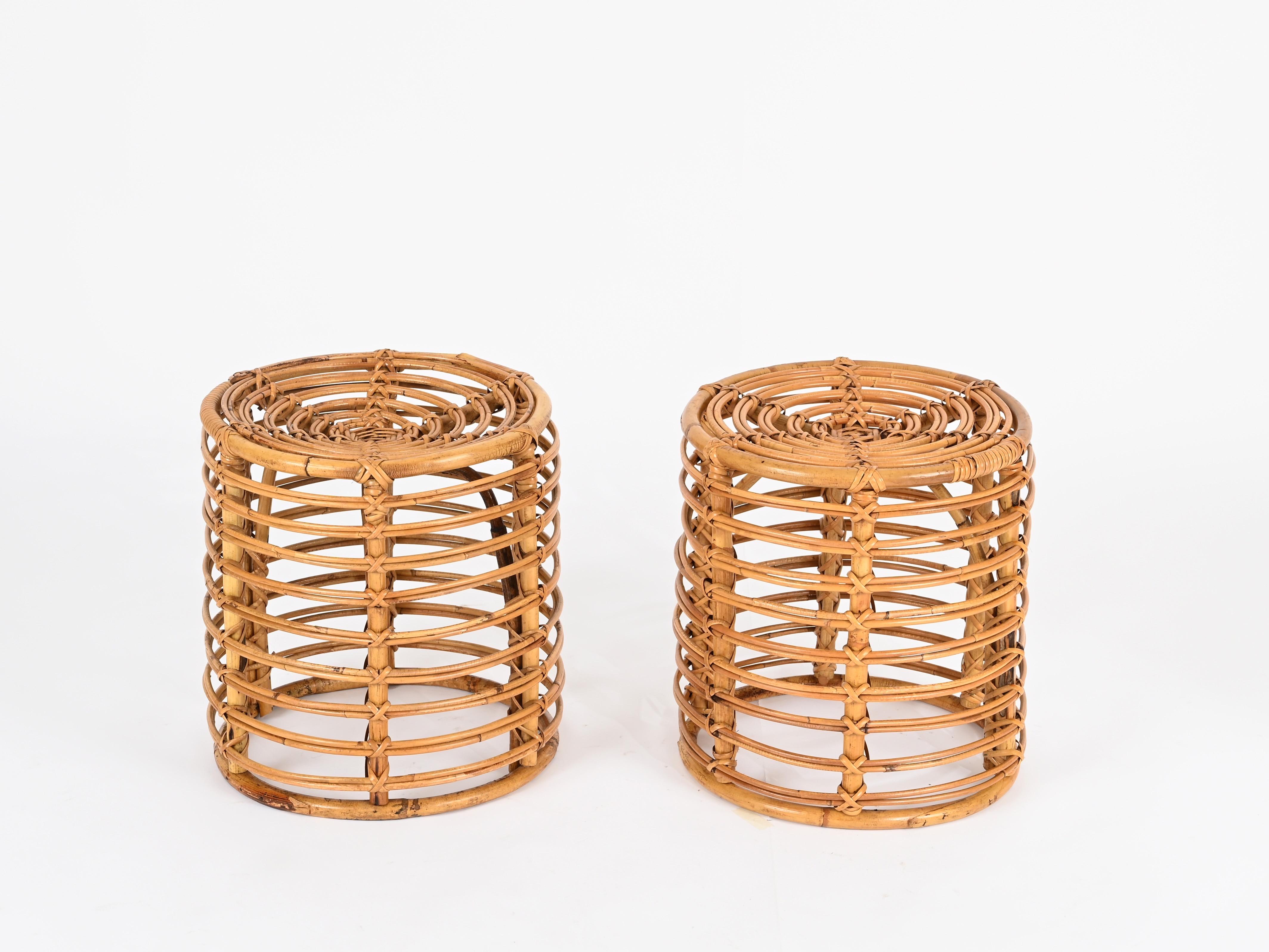 Una splendida coppia di  Pouf della Costa Azzurra in bambù curvato, rattan e vimini intrecciato a mano. Questi fantastici e rari pouf furono disegnati da Tito Agnoli e realizzati in Italia negli anni '60.

In condizioni favolose e con un
