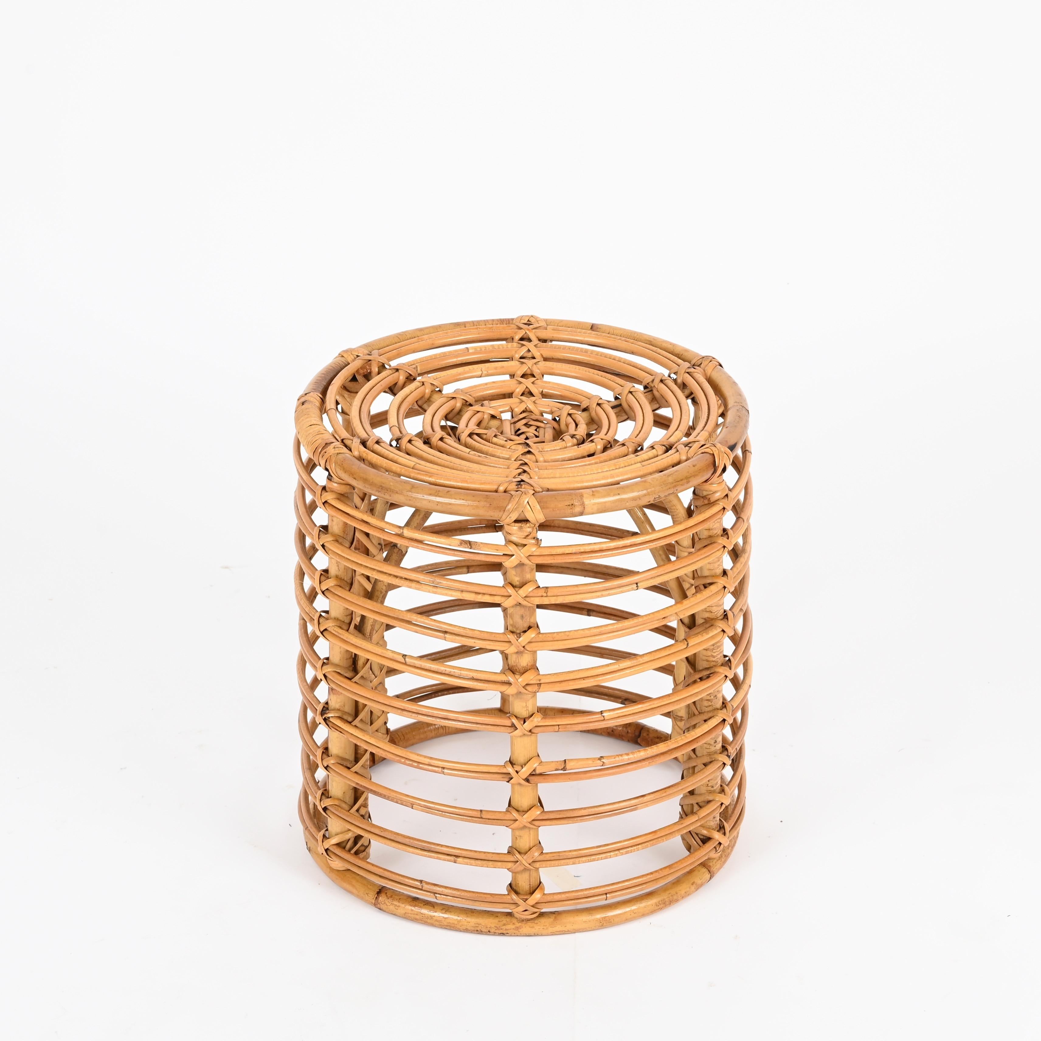 Mid-Century moderno Coppia di sgabelli pouf Tito Agnoli in rattan e bambù, Italia 1960 in vendita