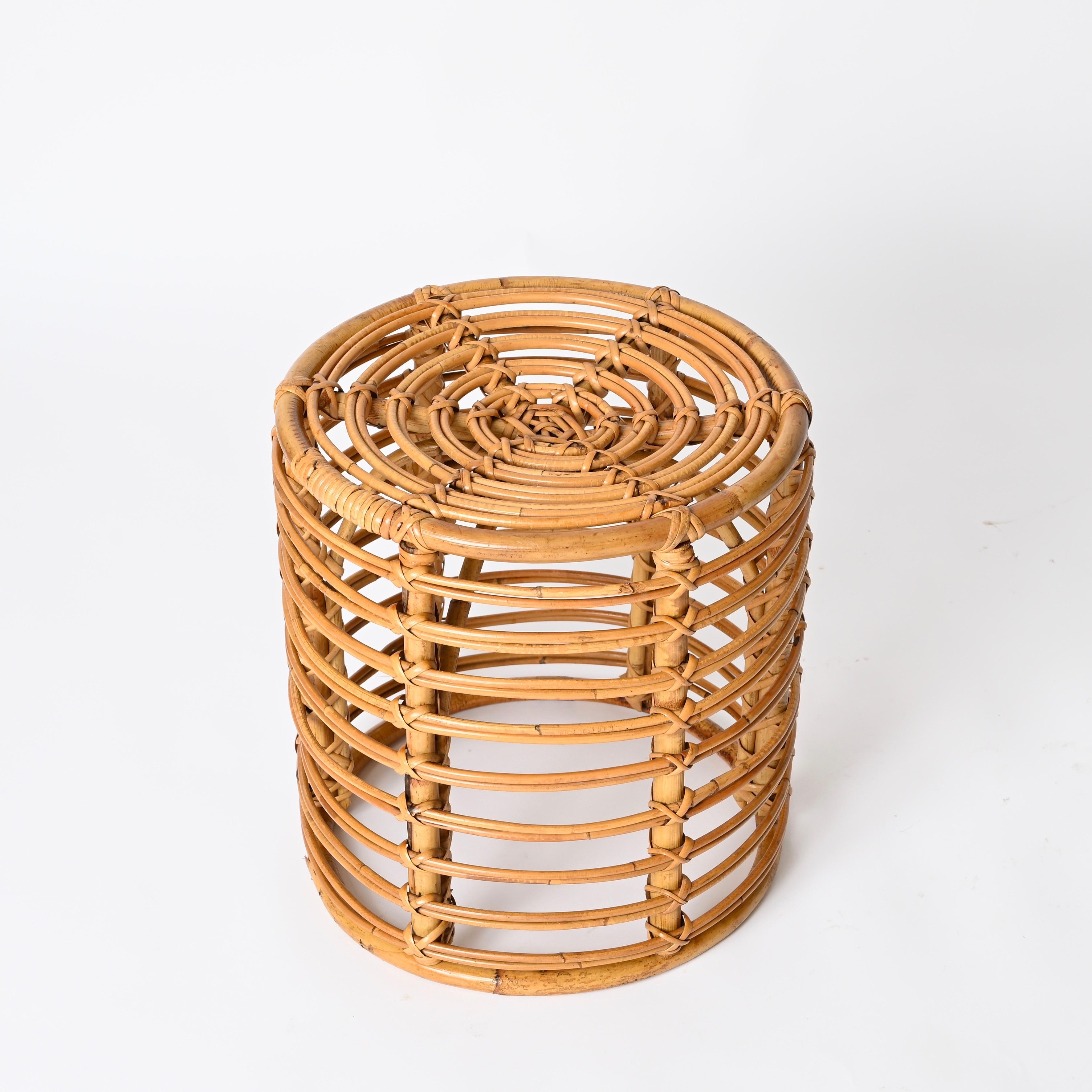 Italiano Coppia di sgabelli pouf Tito Agnoli in rattan e bambù, Italia 1960 in vendita