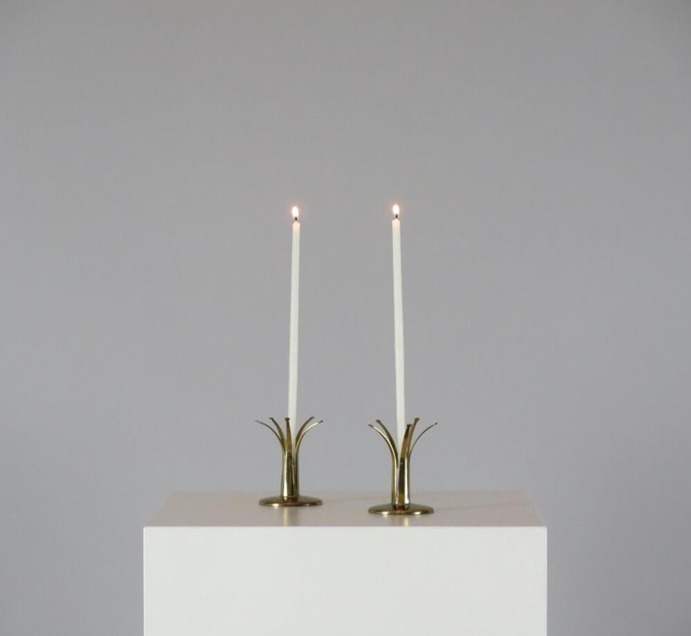 Paar 'Tulpen'-Kerzenhalter aus Messing aus der Jahrhundertmitte. Schweden, um 1960. Auf der Unterseite ist 