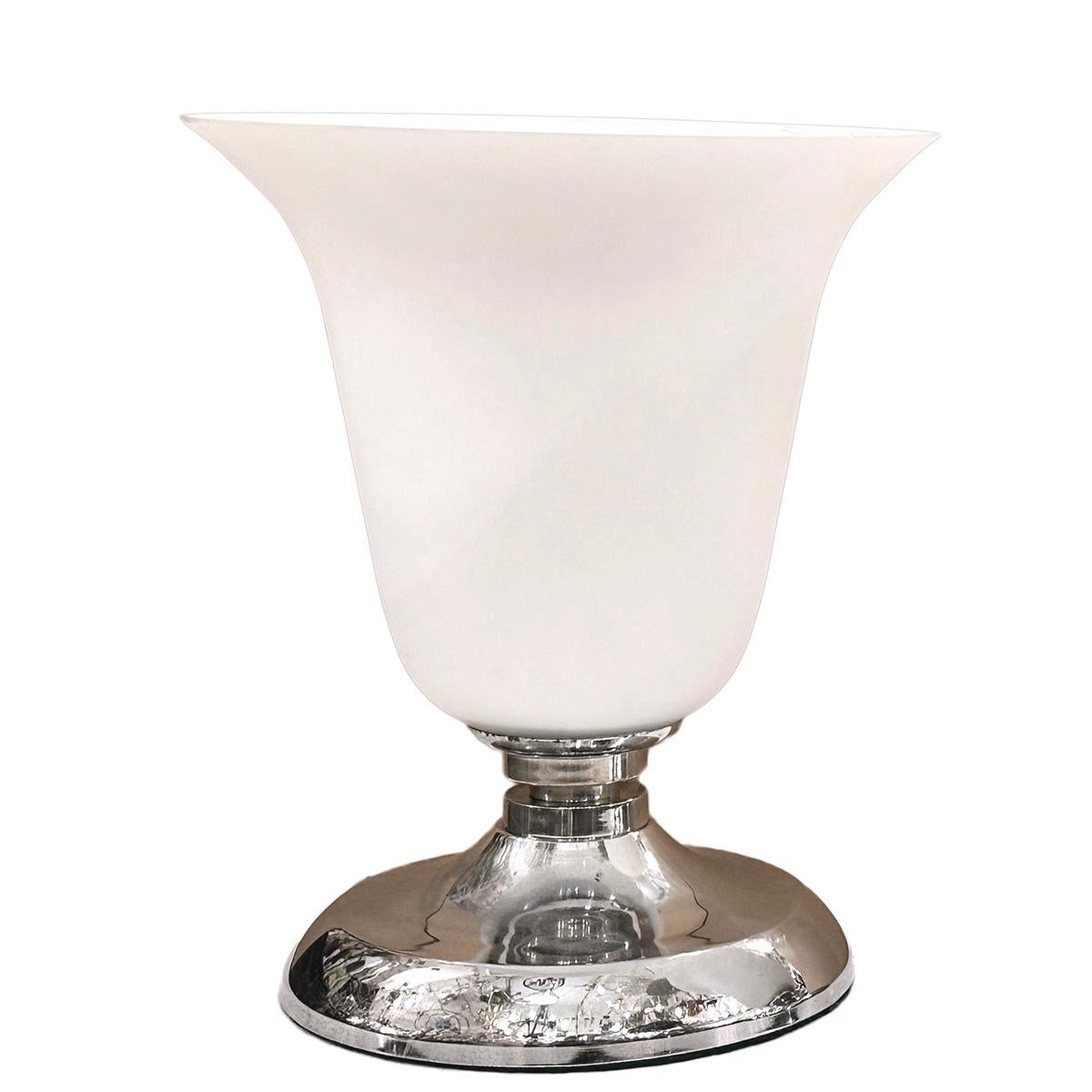 Paire de lampes danoises en verre soufflé et nickel avec lumière intérieure, datant des années 1970.

Mesures :
Hauteur : 16