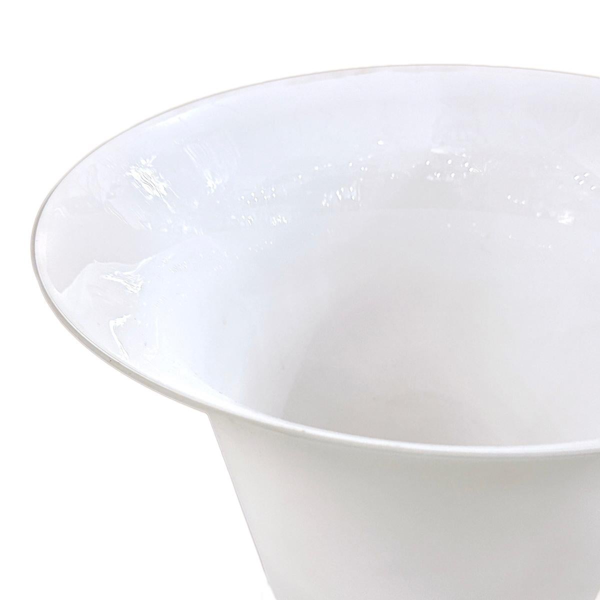 Plaqué Paire de lampes en forme d'urne du milieu du siècle dernier en vente