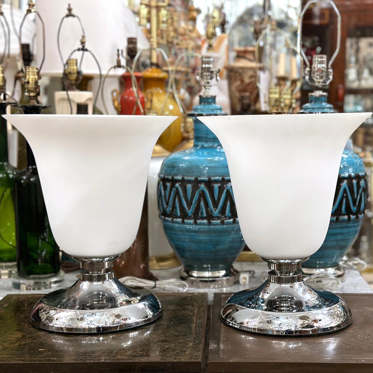 Verre brun Paire de lampes en forme d'urne du milieu du siècle dernier en vente