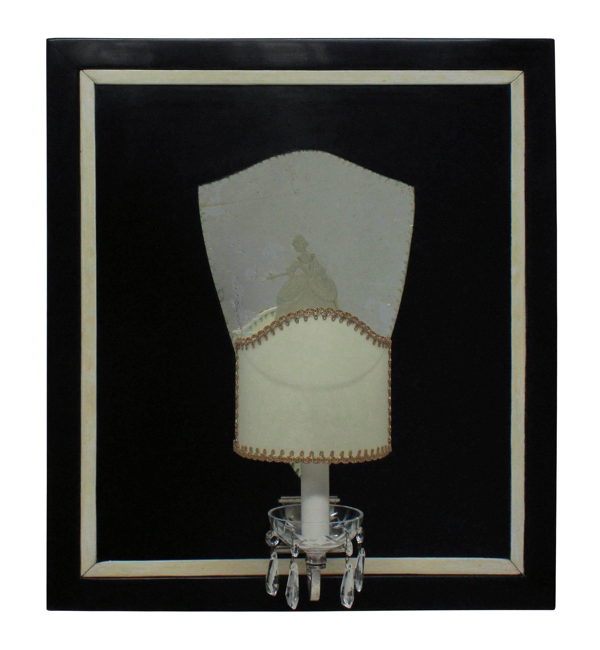 Ein Paar stilvoller venezianischer ebonisierter Girandolen mit schildförmig eingelassenen Quecksilberglastafeln, die einen Mann und eine Frau in der Kleidung des XVIII. Die versilberten Wandleuchter tragen Glasbögen und handgefertigte