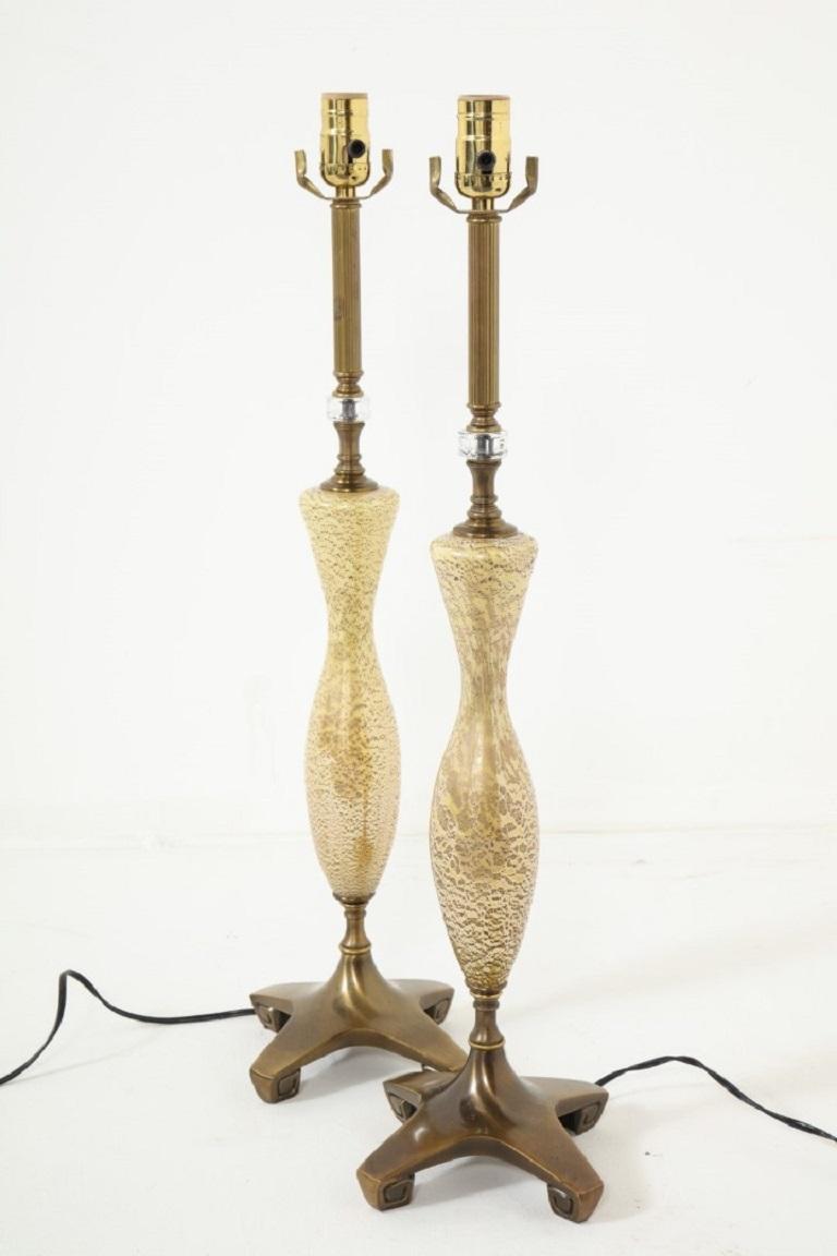 Paire de lampes de bureau vénitiennes du milieu du siècle dernier en verre soufflé à la feuille d'or et laiton en vente 3