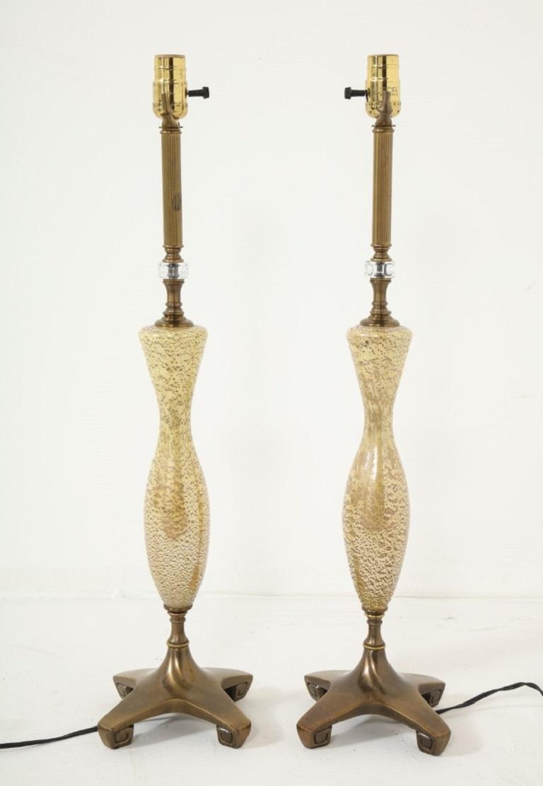 Paire de lampes de bureau vénitiennes du milieu du siècle dernier en verre soufflé à la feuille d'or et laiton en vente 4