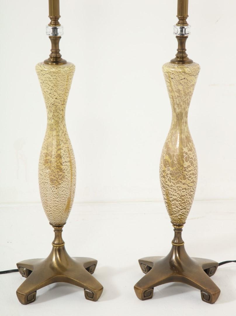 Paire de lampes de table sculpturales du milieu du siècle dernier en verre soufflé à la feuille d'or et en laiton, avec base en X solide. Câblé pour les États-Unis. Harpes non comprises.