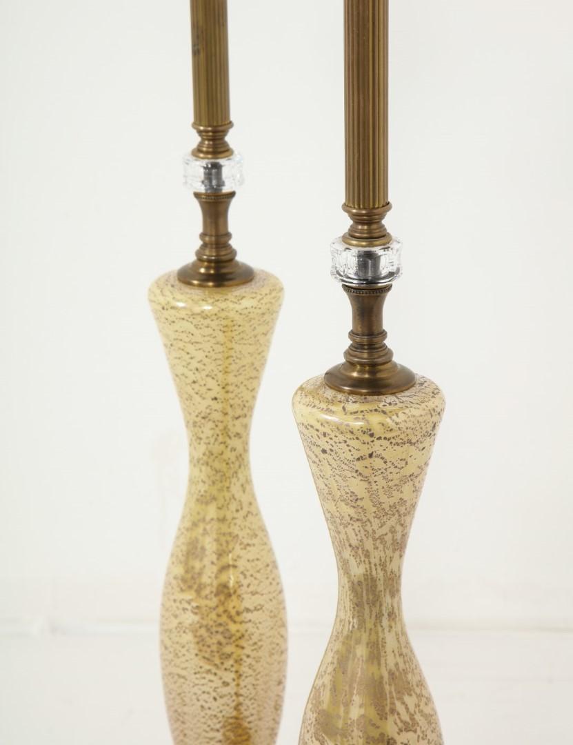 italien Paire de lampes de bureau vénitiennes du milieu du siècle dernier en verre soufflé à la feuille d'or et laiton en vente