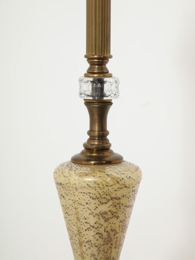 Paire de lampes de bureau vénitiennes du milieu du siècle dernier en verre soufflé à la feuille d'or et laiton en vente 2