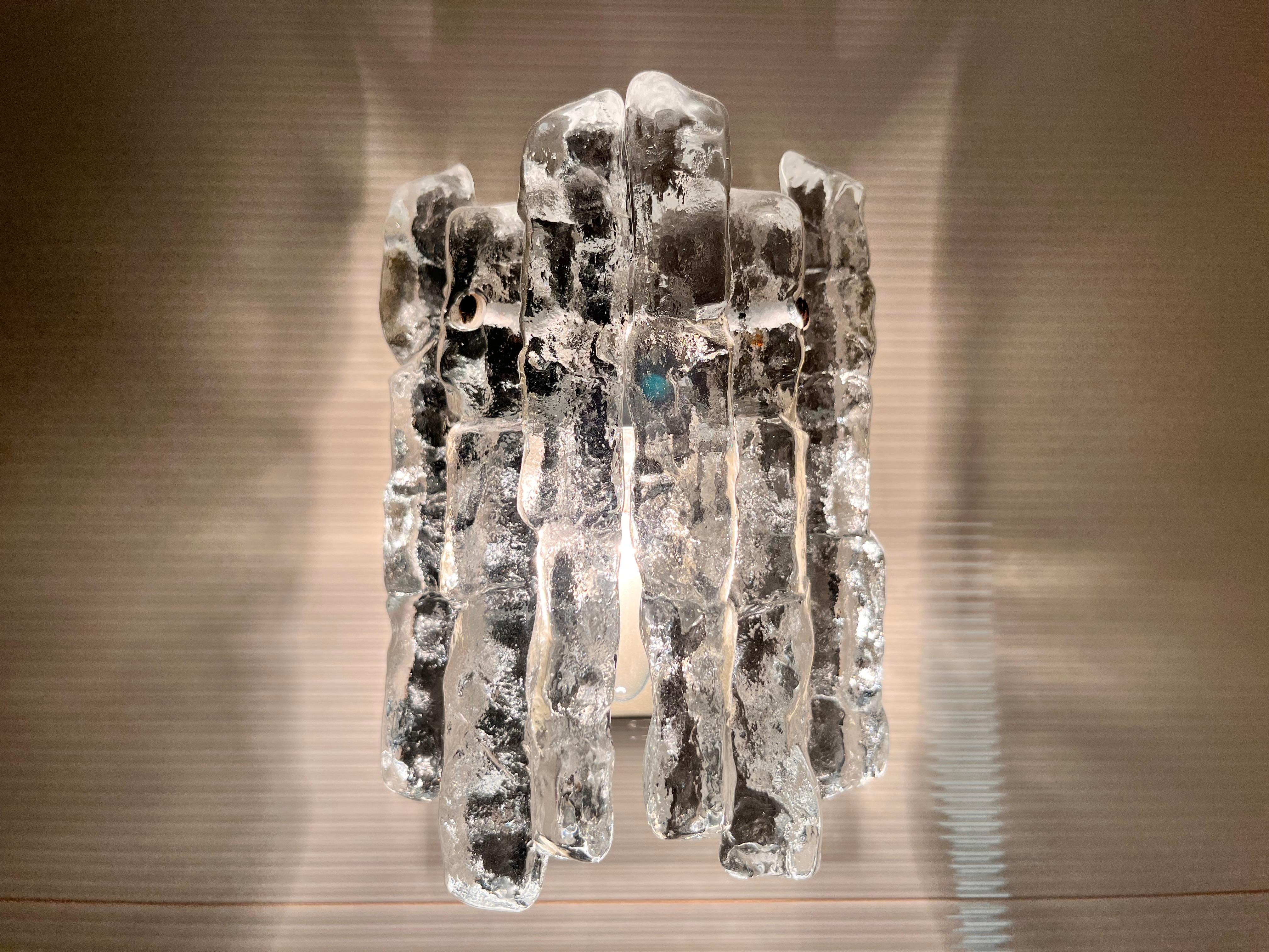 Mid-Century Modern Paire de lampes murales mi-siècle Kalmar, verre glacé, Autriche, années 1960 en vente