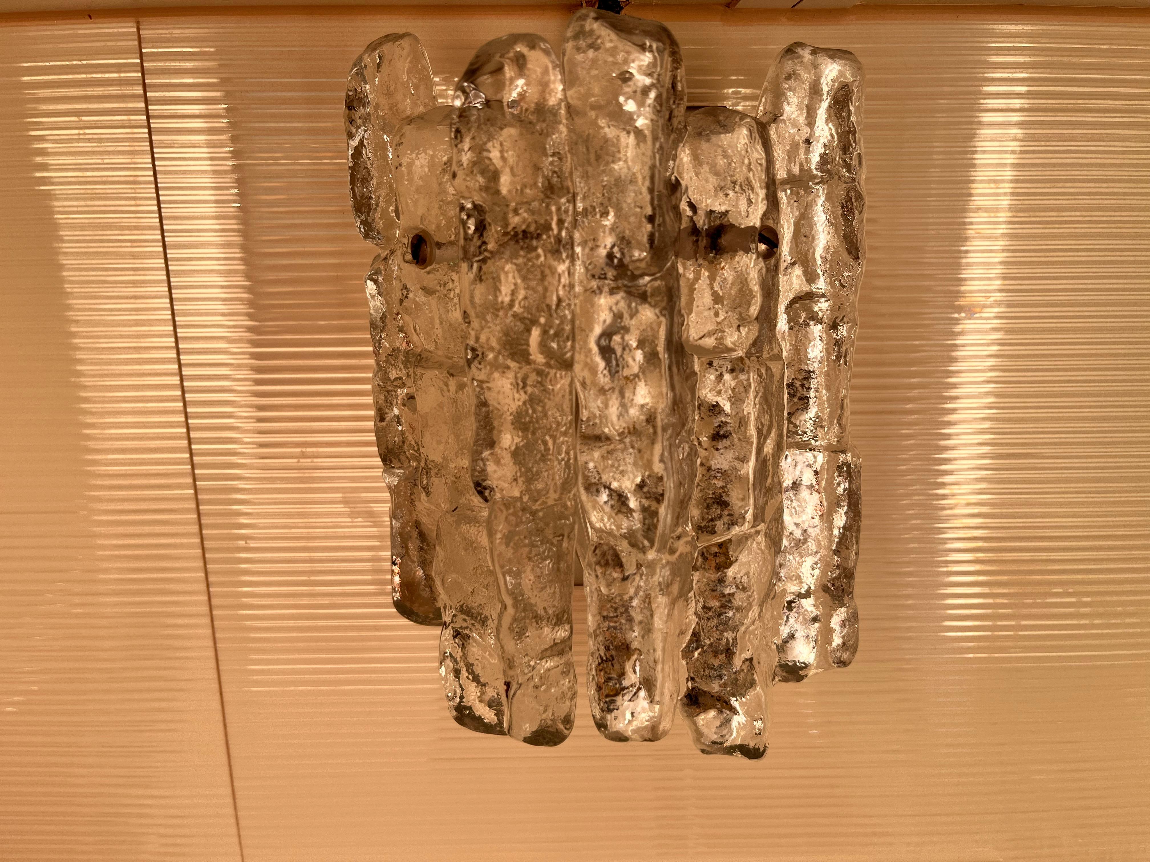 Paire de lampes murales mi-siècle Kalmar, verre glacé, Autriche, années 1960 Bon état - En vente à Praha, CZ