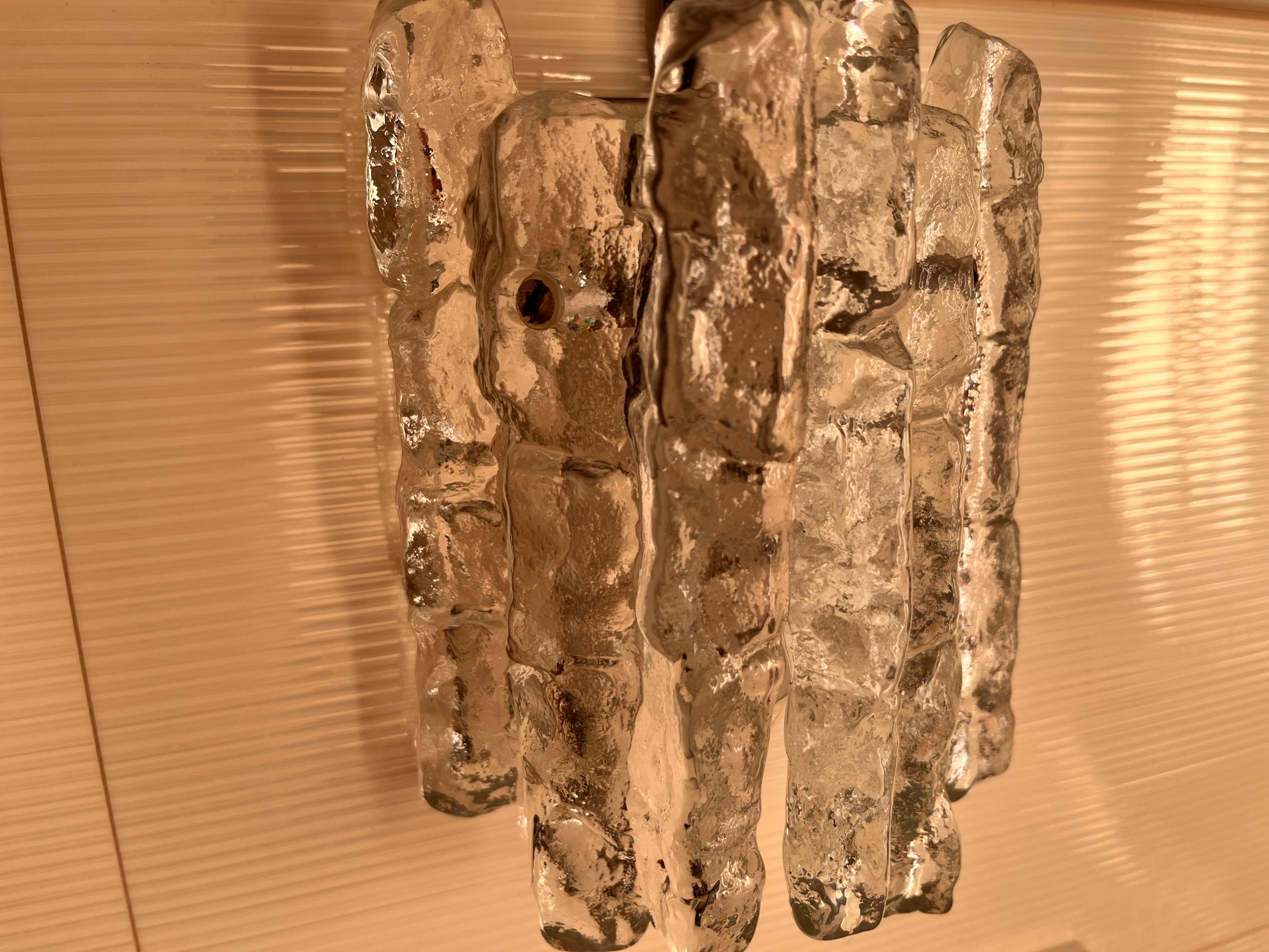 Milieu du XXe siècle Paire de lampes murales mi-siècle Kalmar, verre glacé, Autriche, années 1960 en vente