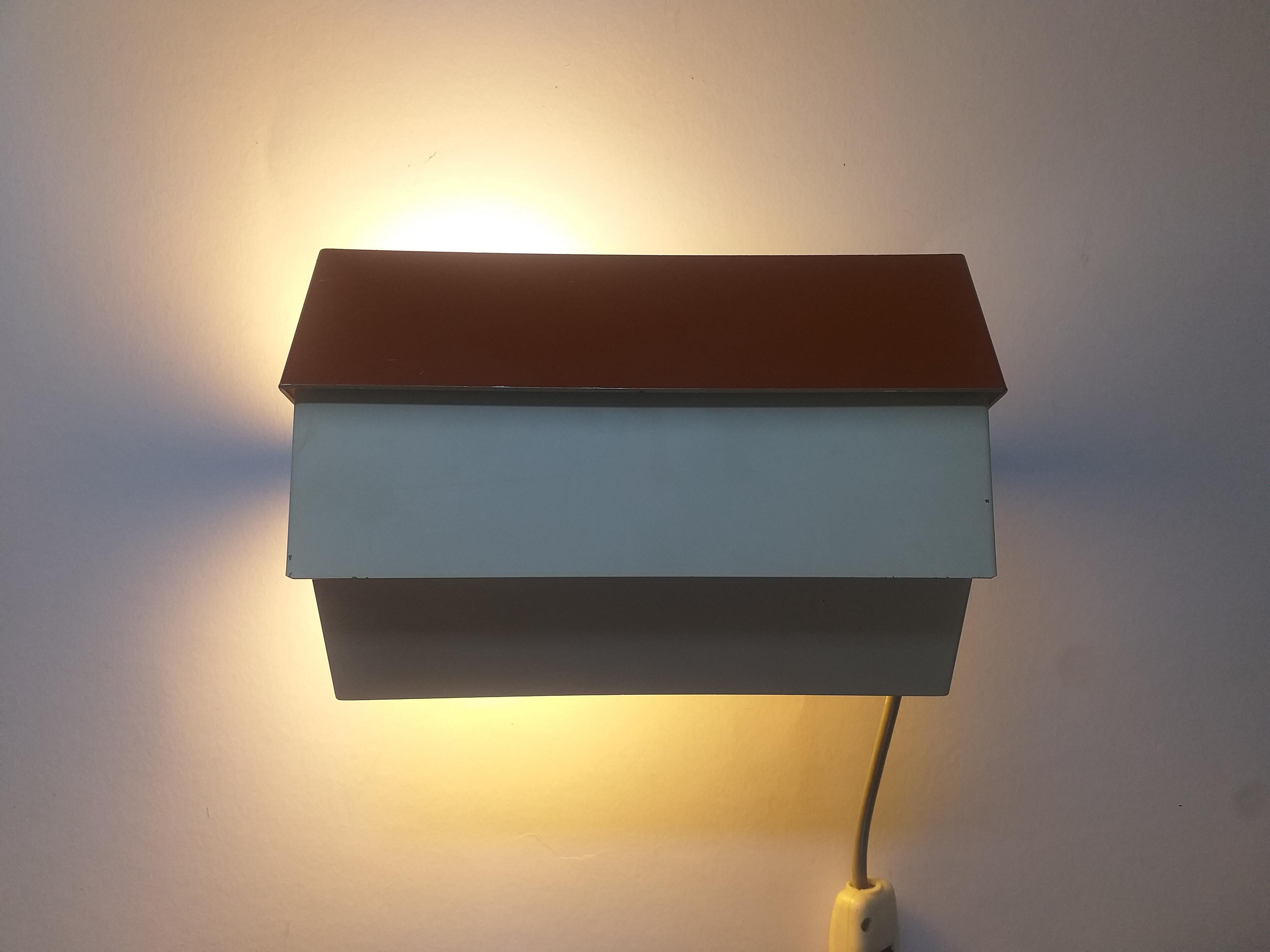 Ein Paar Mid-Century-Wandleuchten Napako, 1970er Jahre (Lackiert) im Angebot