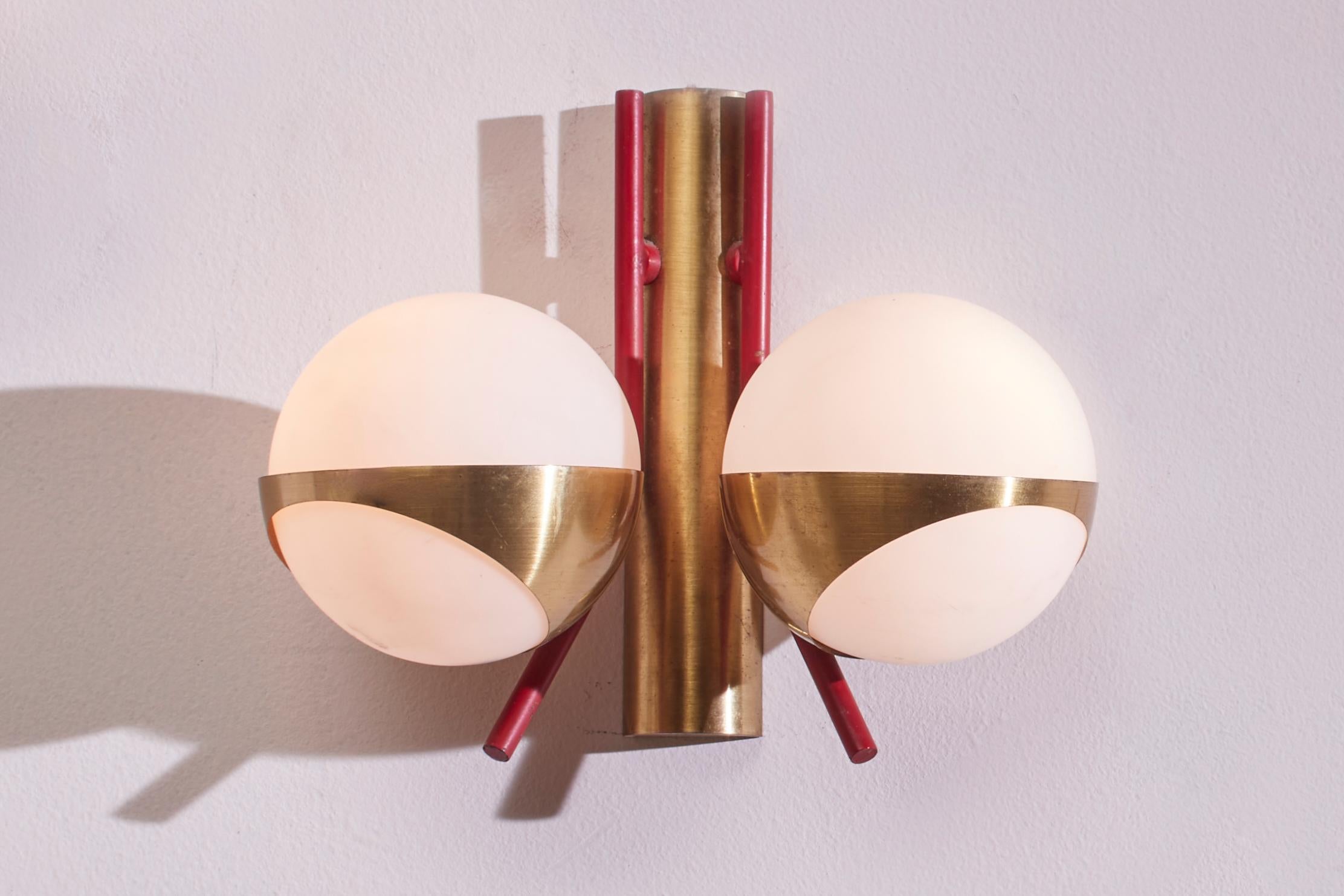 Mid-Century Modern Pair of midcentury wall lights made of metal, brass and glass, Italy, 1950s For Sale