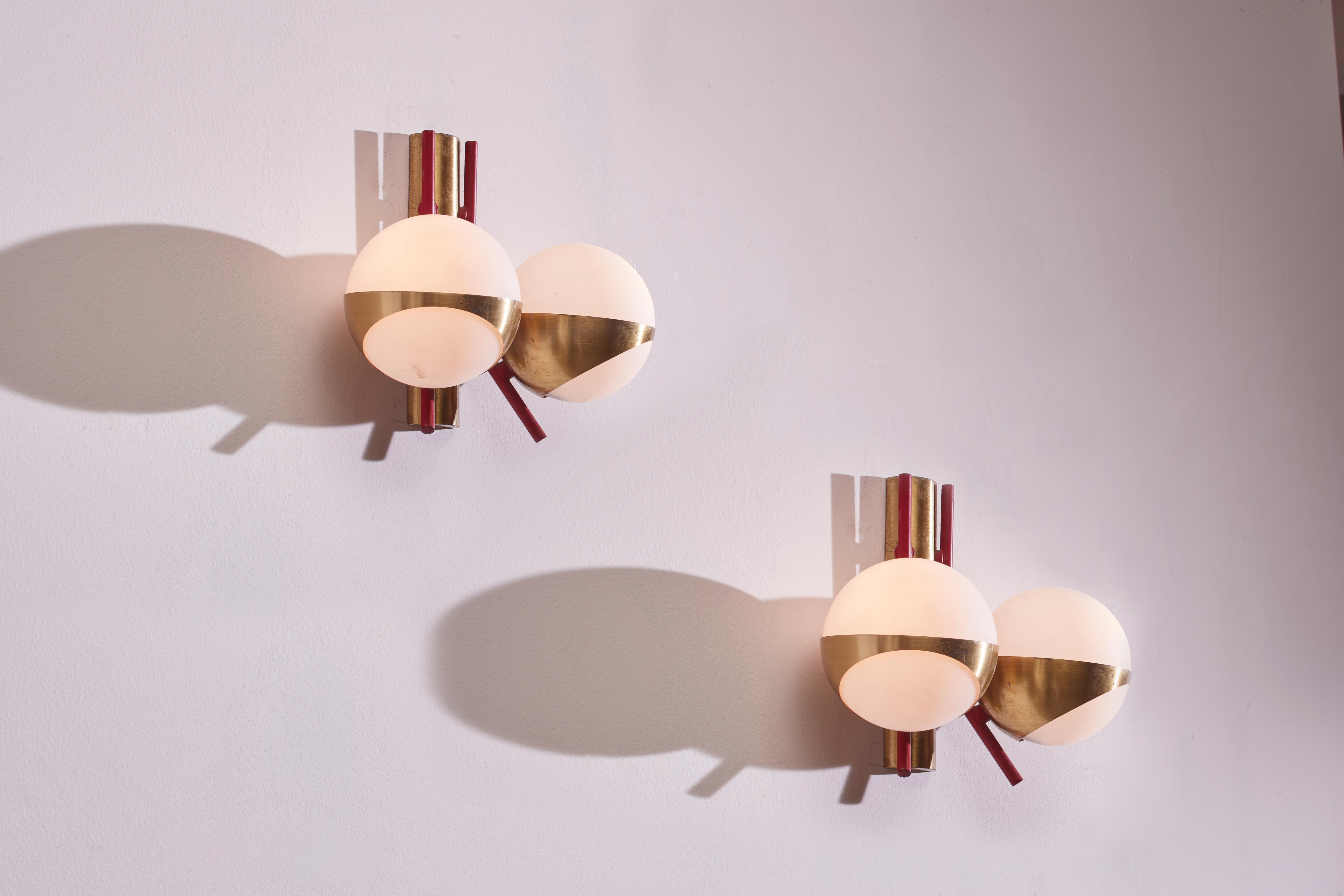 Mid-Century Modern Pair of midcentury wall lights made of metal, brass and glass, Italy, 1950s For Sale