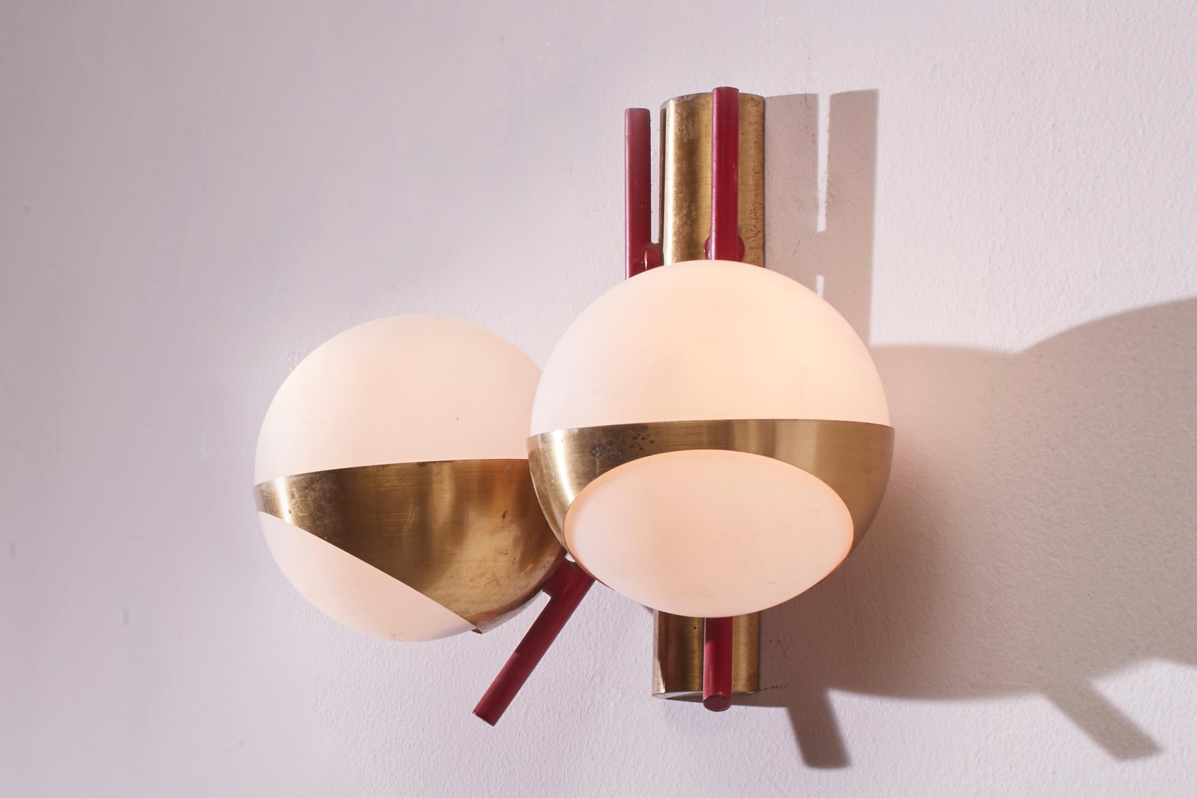 Pair of midcentury wall lights made of metal, brass and glass, Italy, 1950s In Good Condition For Sale In Chiavari, Liguria