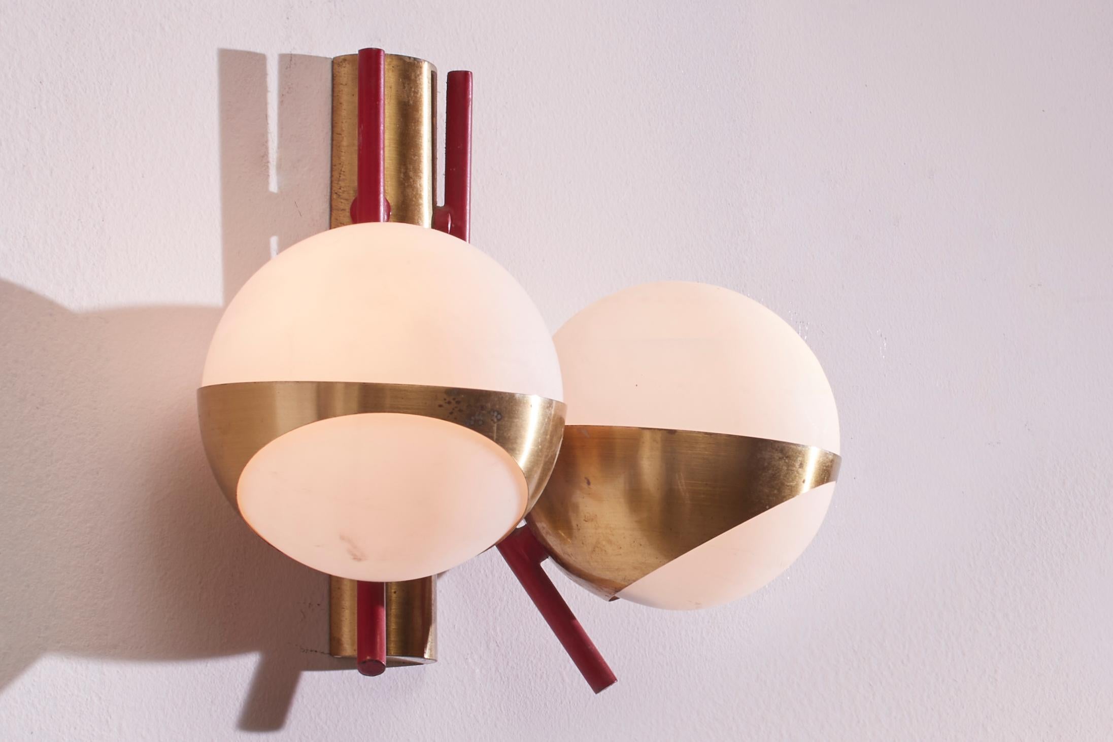 Mid-20th Century Pair of midcentury wall lights made of metal, brass and glass, Italy, 1950s For Sale