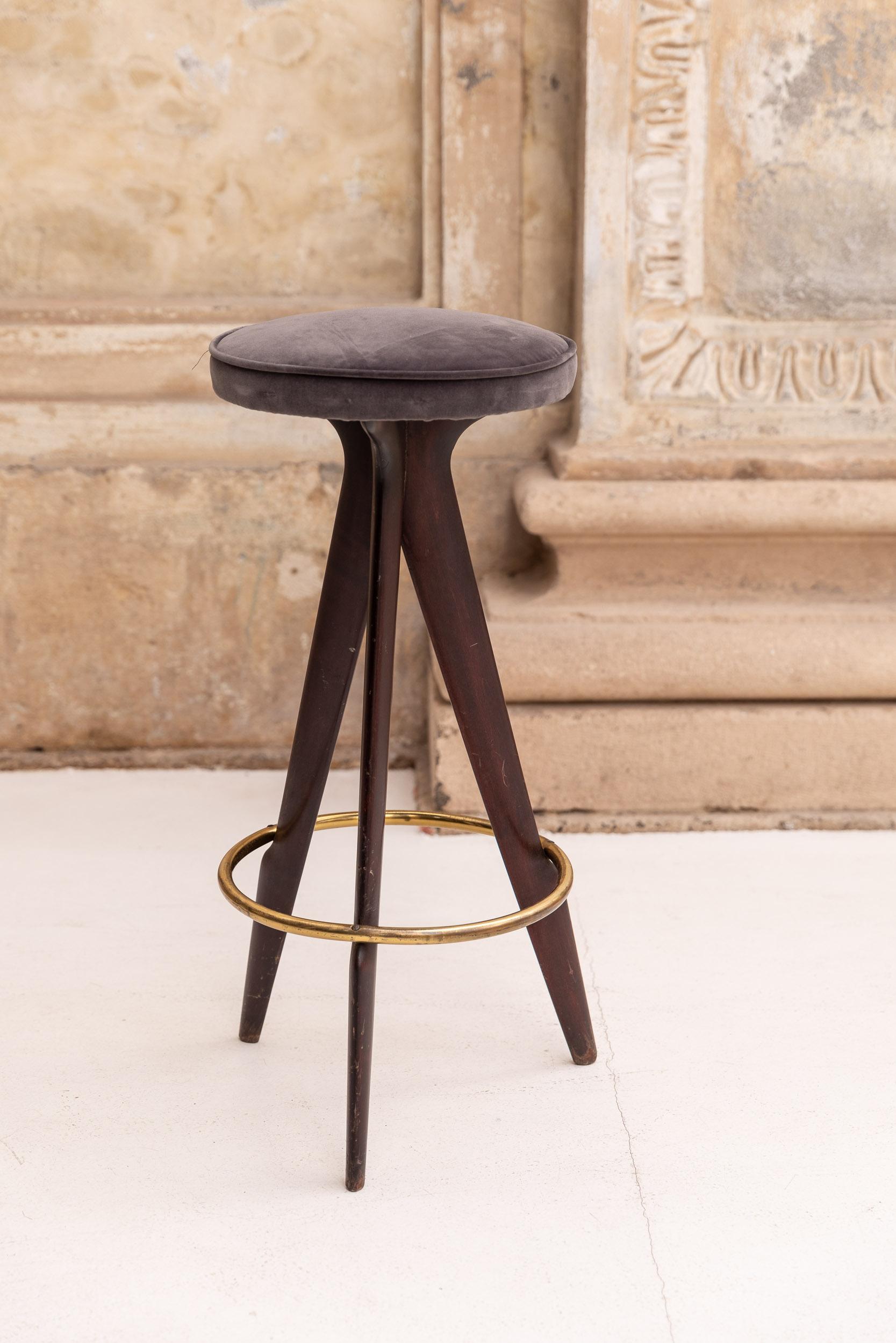 Pair of midcentury walnut and brass stools attributed to Ico Parisi For Sale 2