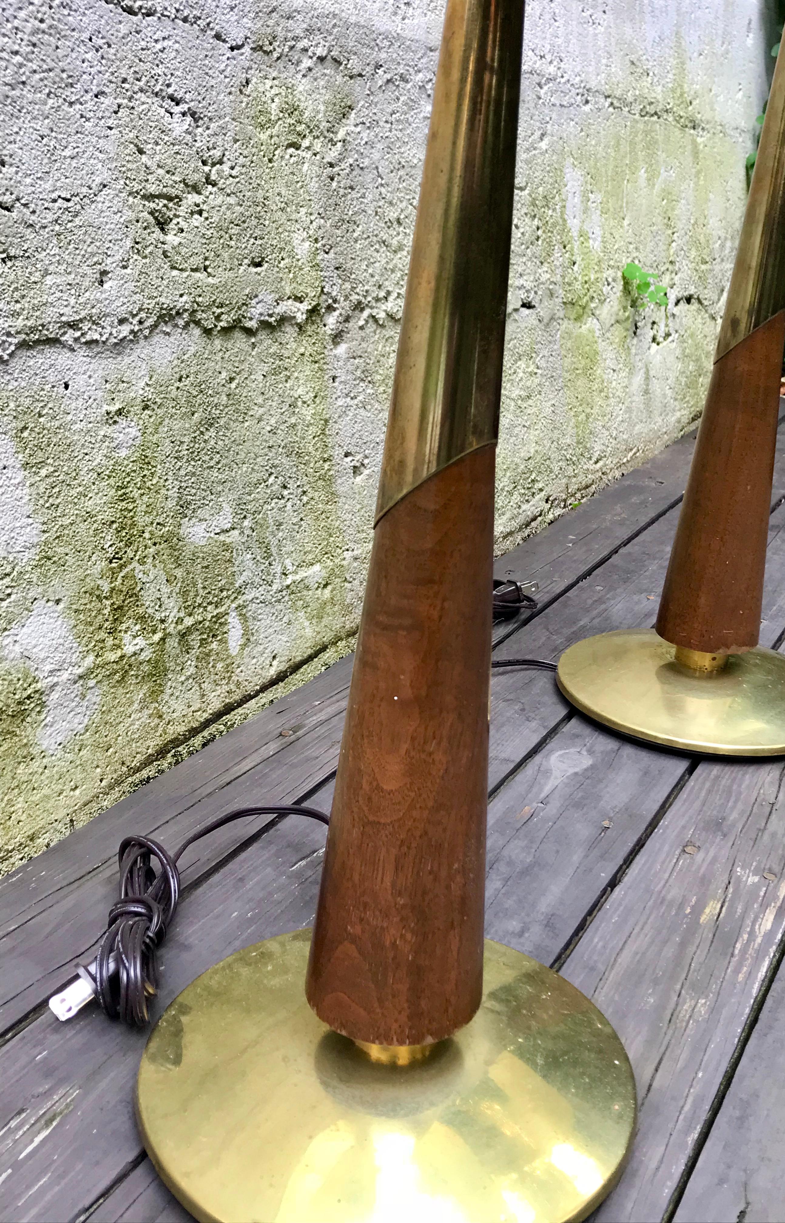 Pair of Midcentury Walnut and Brass Table Lamps by Laurel Lighting, 1950s In Good Condition In Bedford Hills, NY