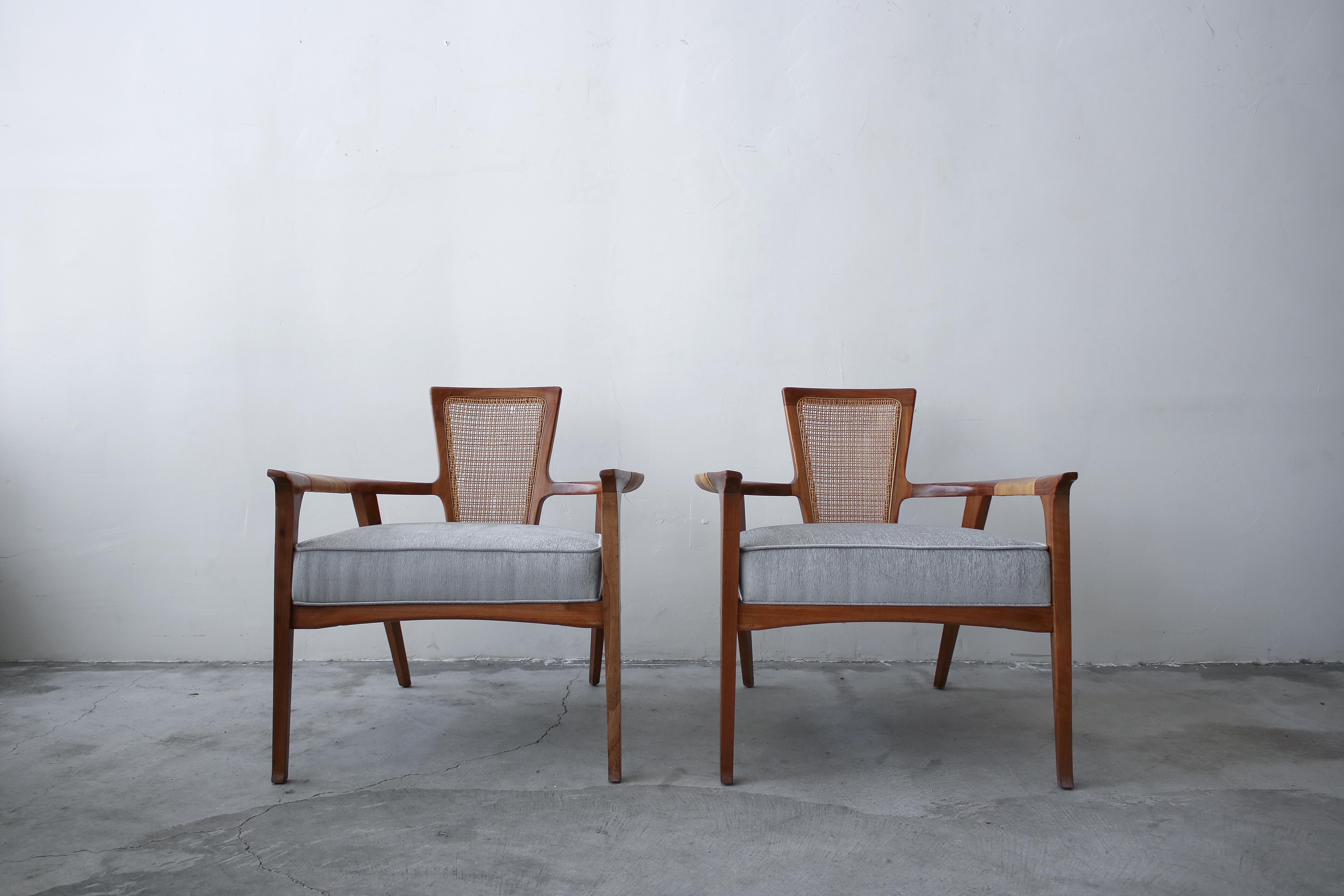 Pair of Midcentury Walnut and Cane Lounge Chairs by William Hinn In Good Condition In Las Vegas, NV