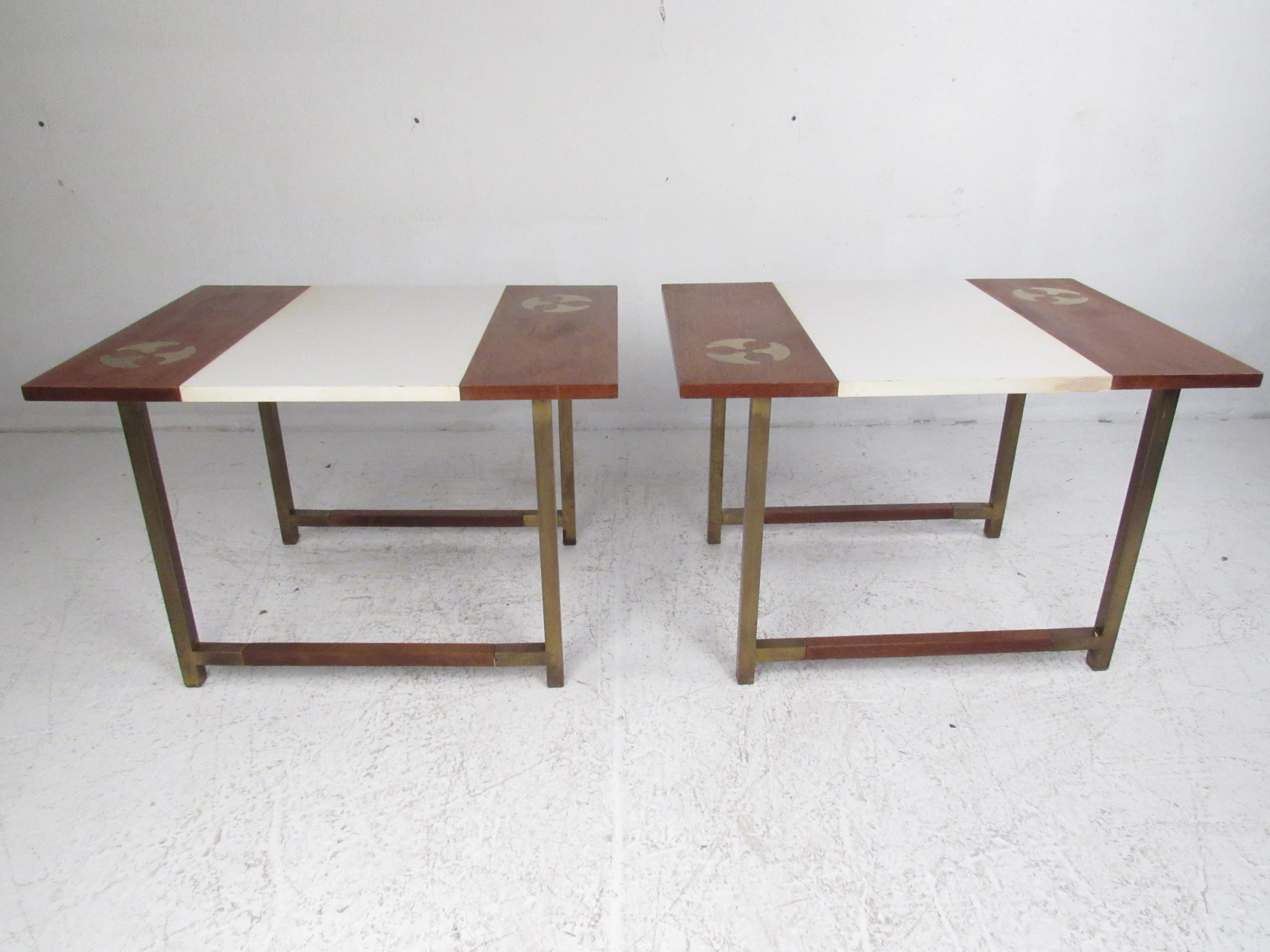 Ein Paar Beistelltische aus Nussbaum und Formica aus der Mitte des Jahrhunderts (Moderne der Mitte des Jahrhunderts) im Angebot