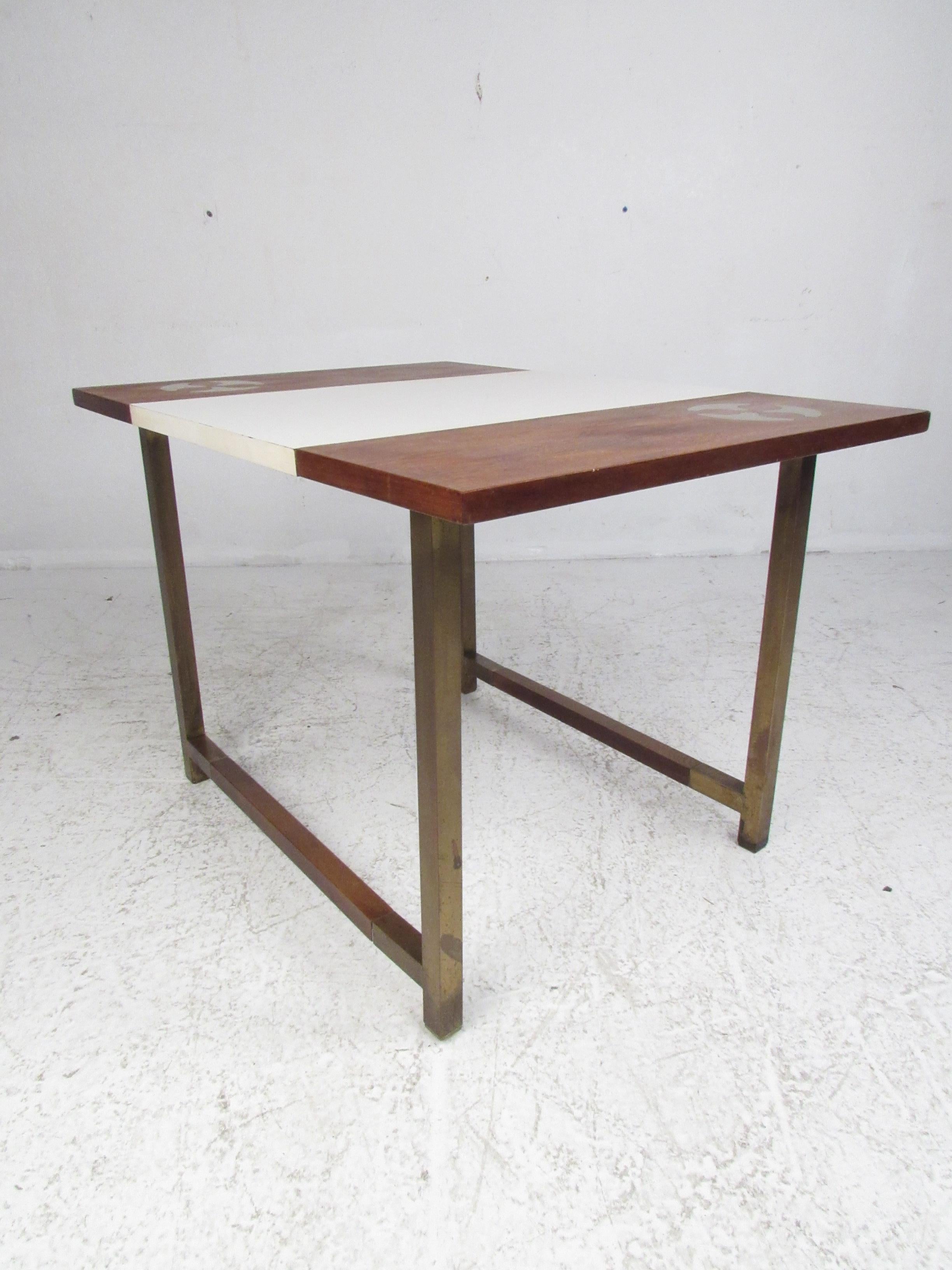 Ein Paar Beistelltische aus Nussbaum und Formica aus der Mitte des Jahrhunderts im Zustand „Gut“ im Angebot in Brooklyn, NY