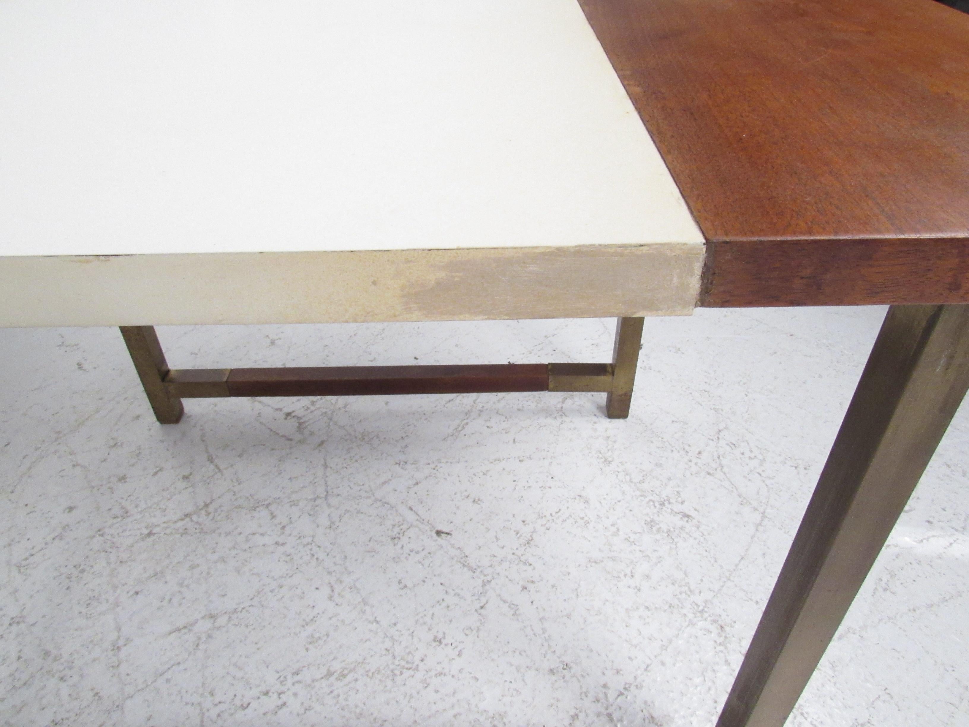 Ein Paar Beistelltische aus Nussbaum und Formica aus der Mitte des Jahrhunderts (Messing) im Angebot