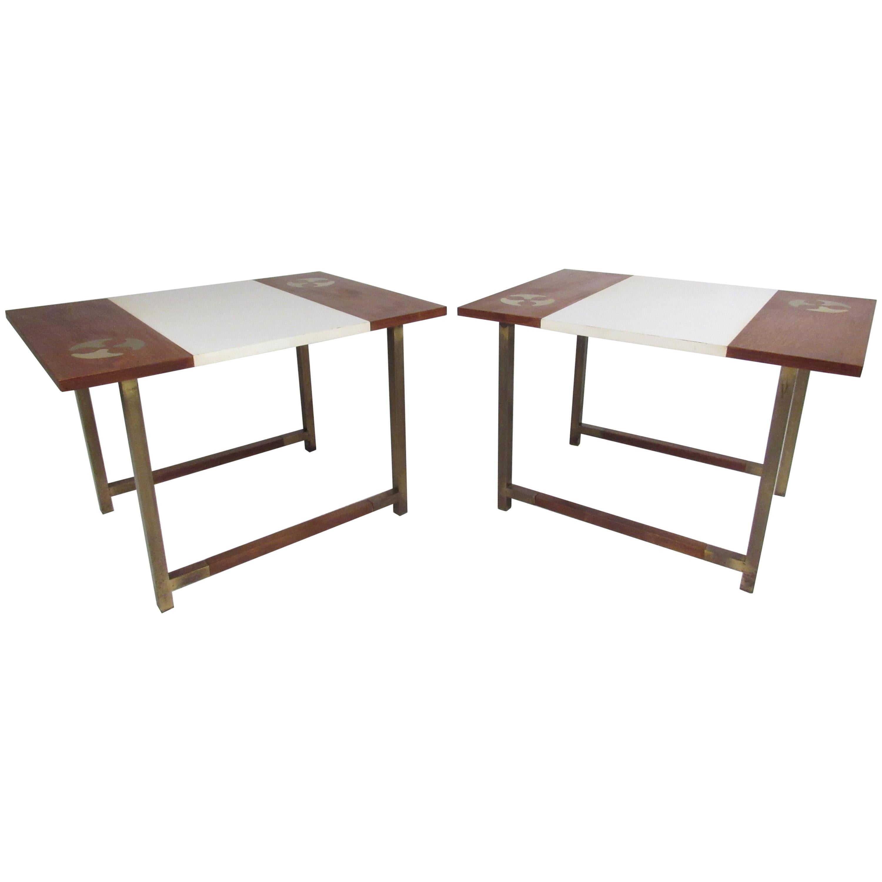 Paire de tables d'appoint en noyer et formica du milieu du siècle dernier