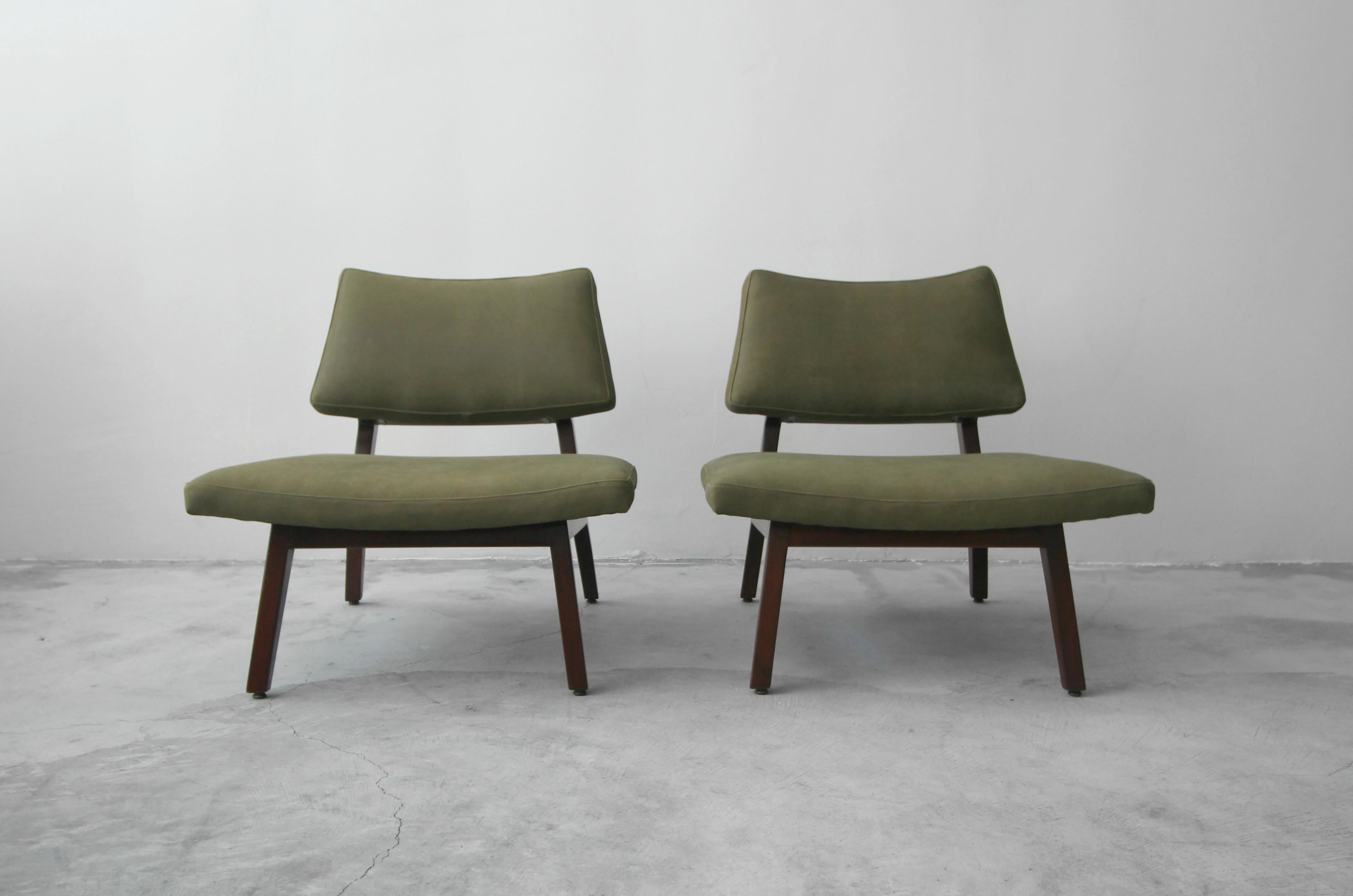 Mid-Century Modern Pair of Midcentury Walnut and Leather Slipper Lounge Chairs by Jens Risom