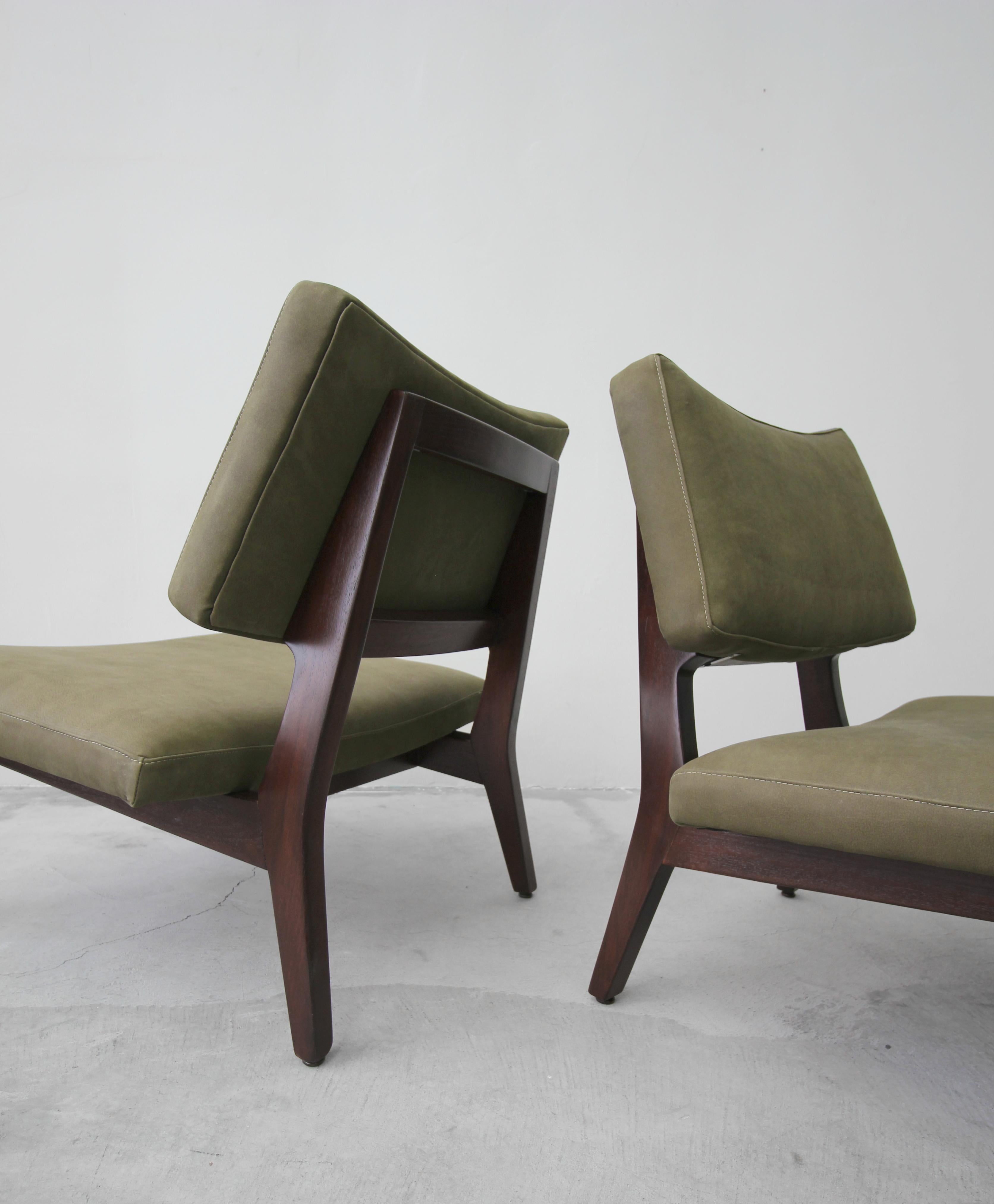 20th Century Pair of Midcentury Walnut and Leather Slipper Lounge Chairs by Jens Risom