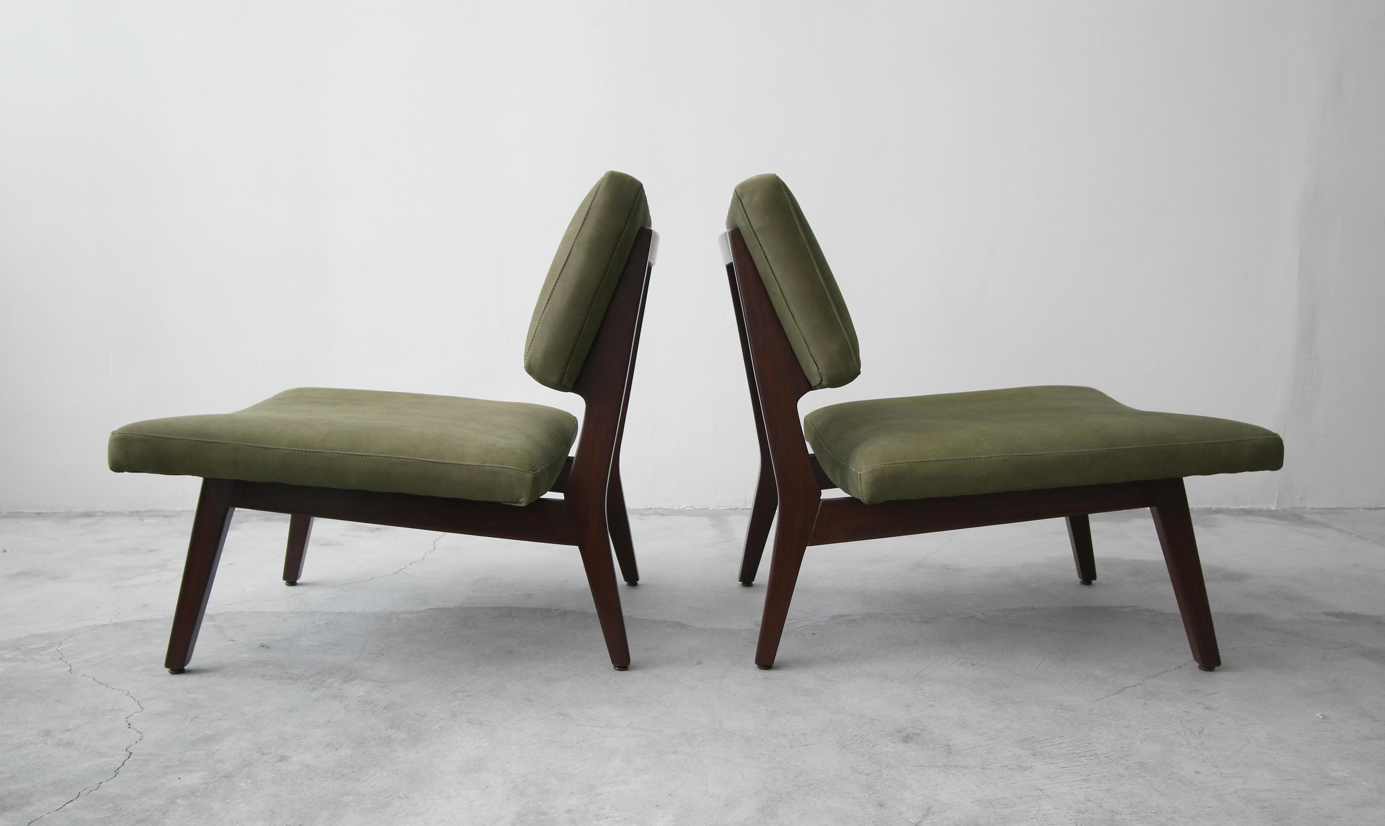 Pair of Midcentury Walnut and Leather Slipper Lounge Chairs by Jens Risom 1