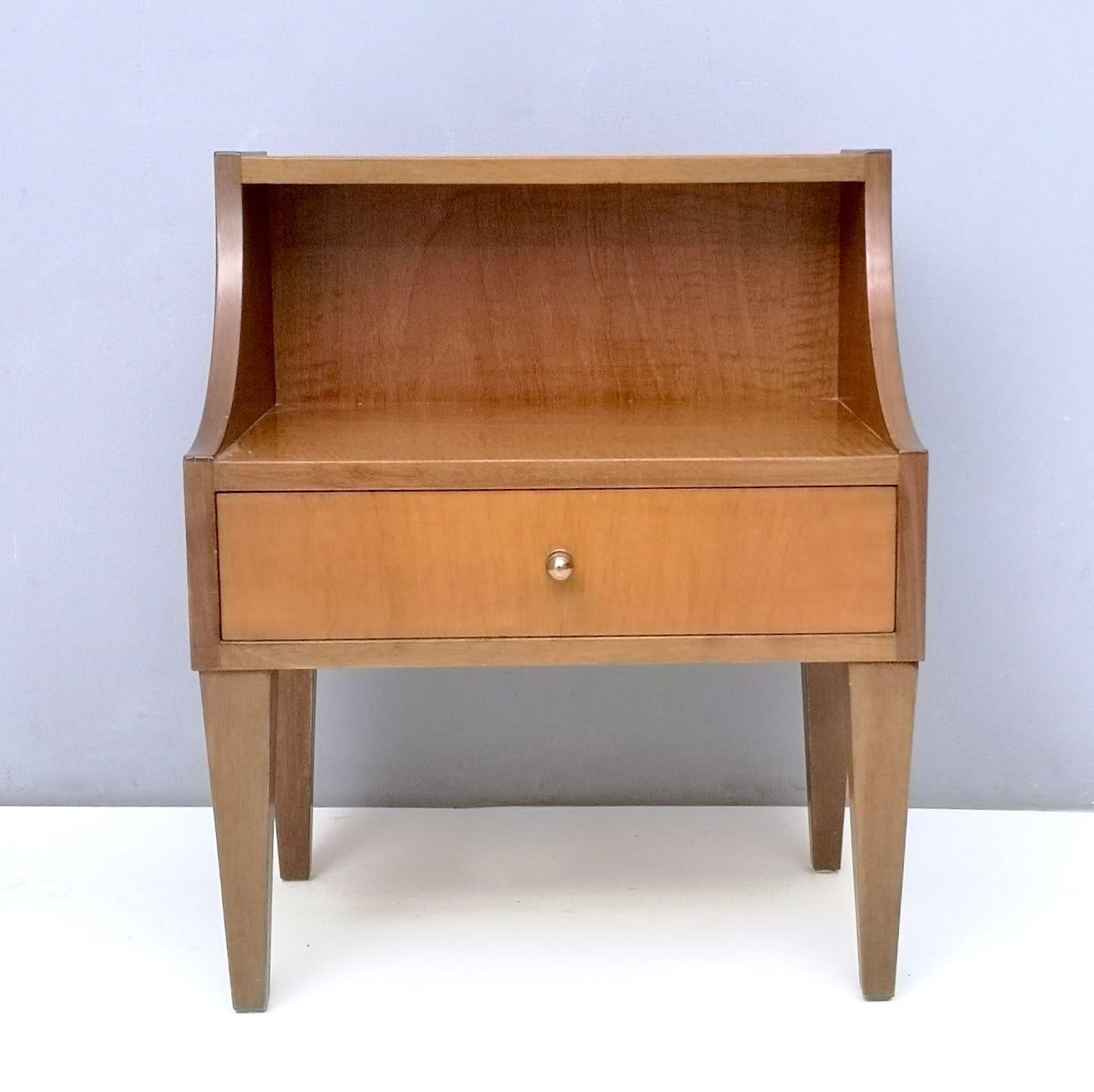 Pair of Vintage Midcentury Walnut Nightstands with Brass Handles, Italy In Good Condition In Bresso, Lombardy
