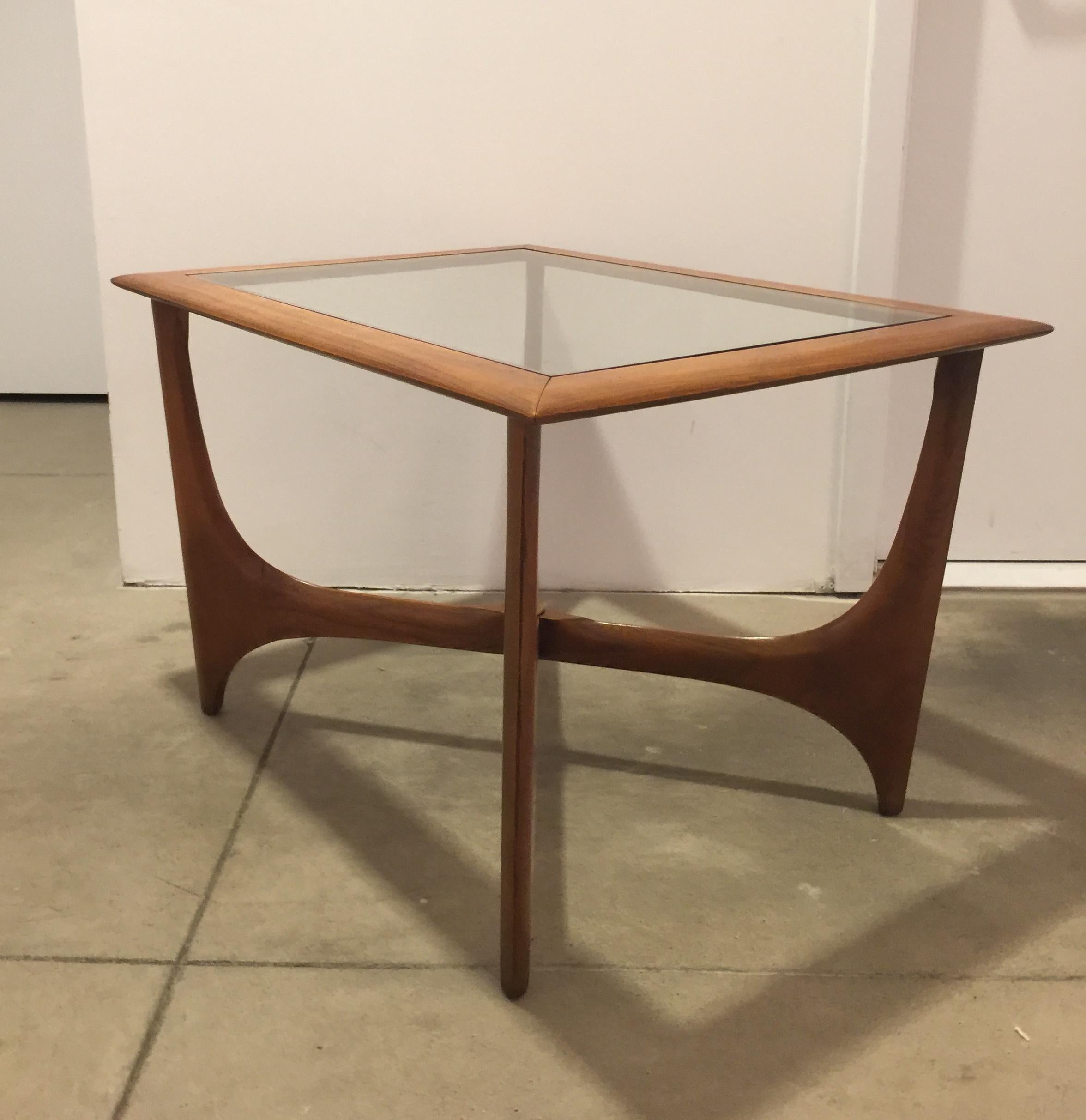 Pair of Midcentury Walnut and Smoked Glass End Tables with Rectangular Tops In Good Condition In New York, NY