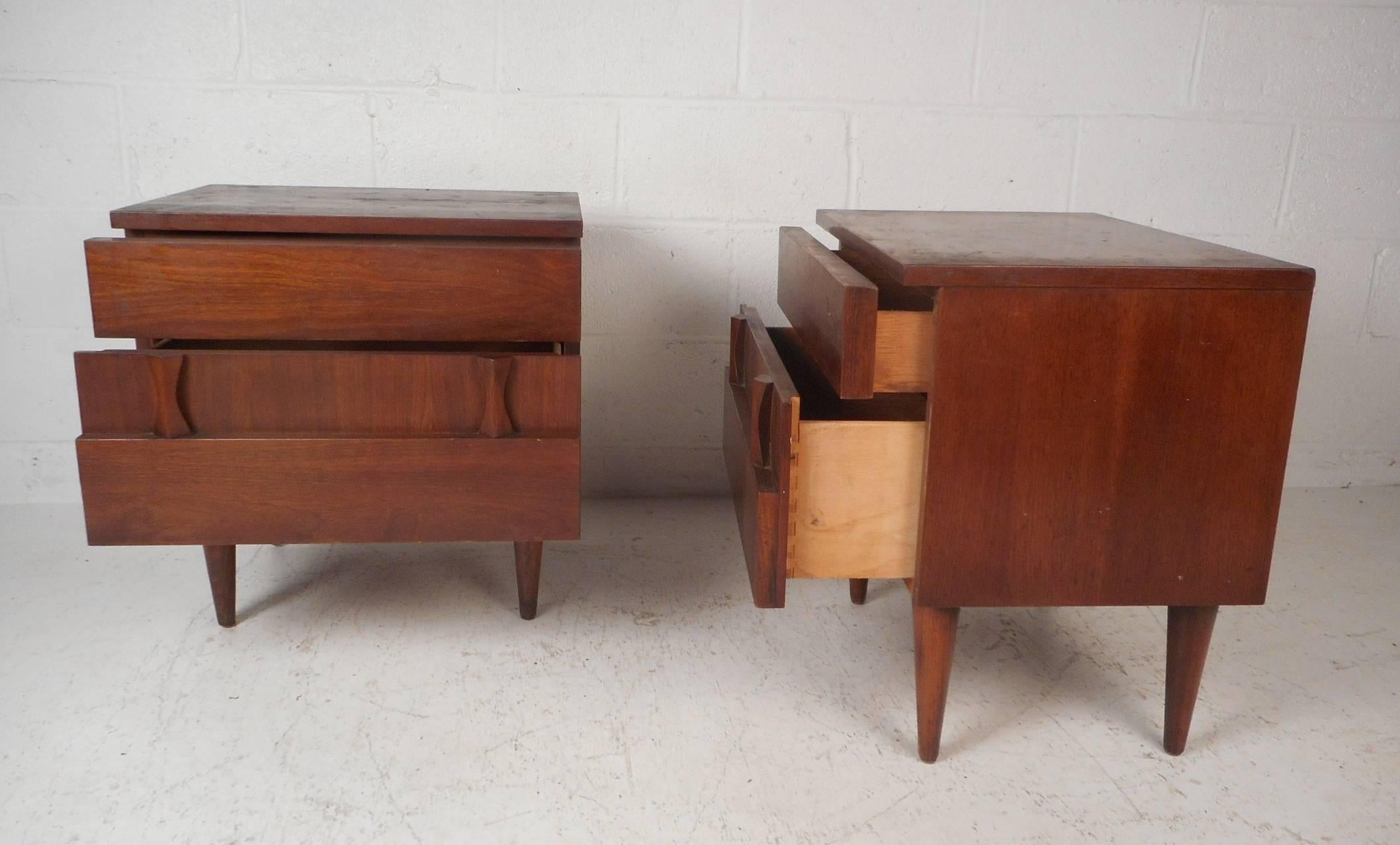 Pair of Midcentury Walnut Nightstands by American of Martinsville In Good Condition In Brooklyn, NY