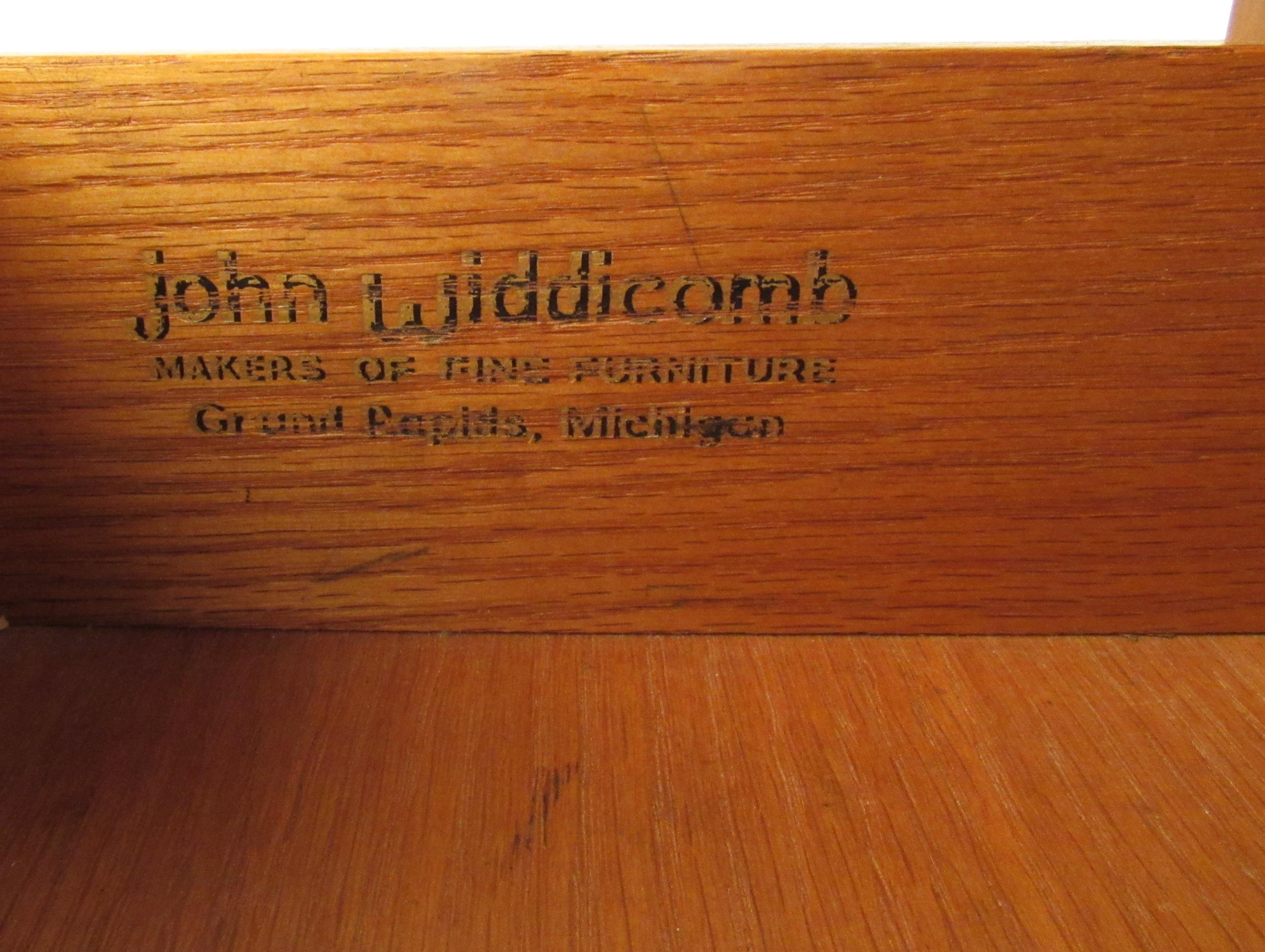Mid-20th Century Pair of Midcentury Walnut Nightstands by John Widdicomb