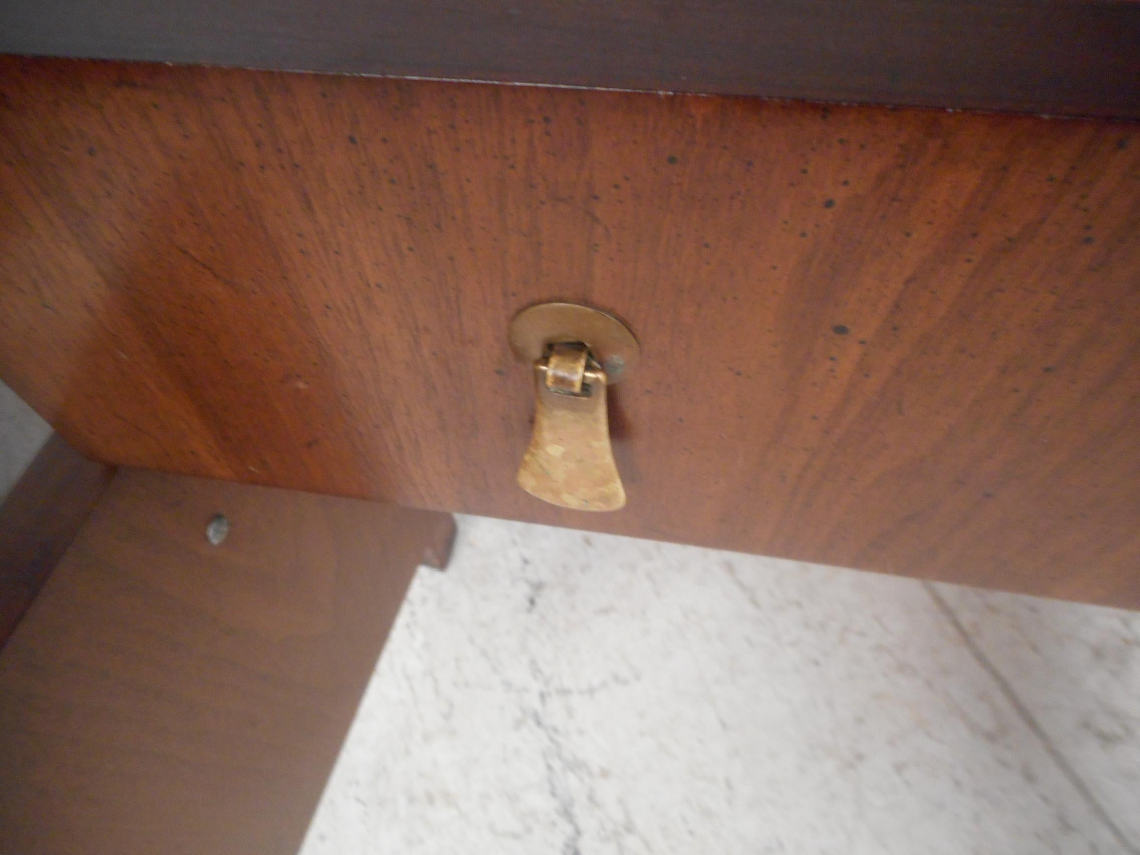 Paire de tables de nuit en noyer du milieu du siècle dernier par Mount Airy Furniture 1