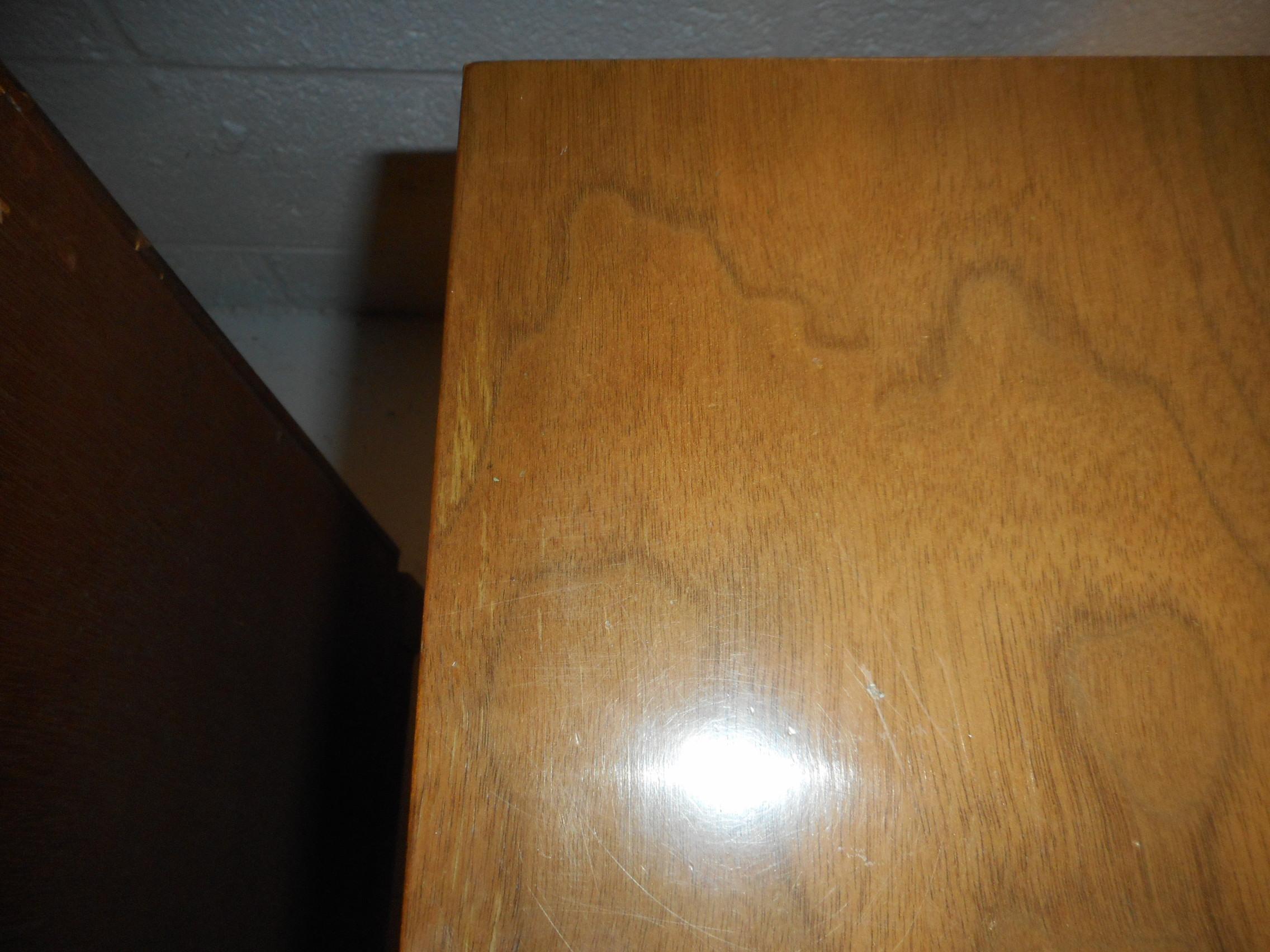 Pair of Midcentury Walnut Nightstands 5