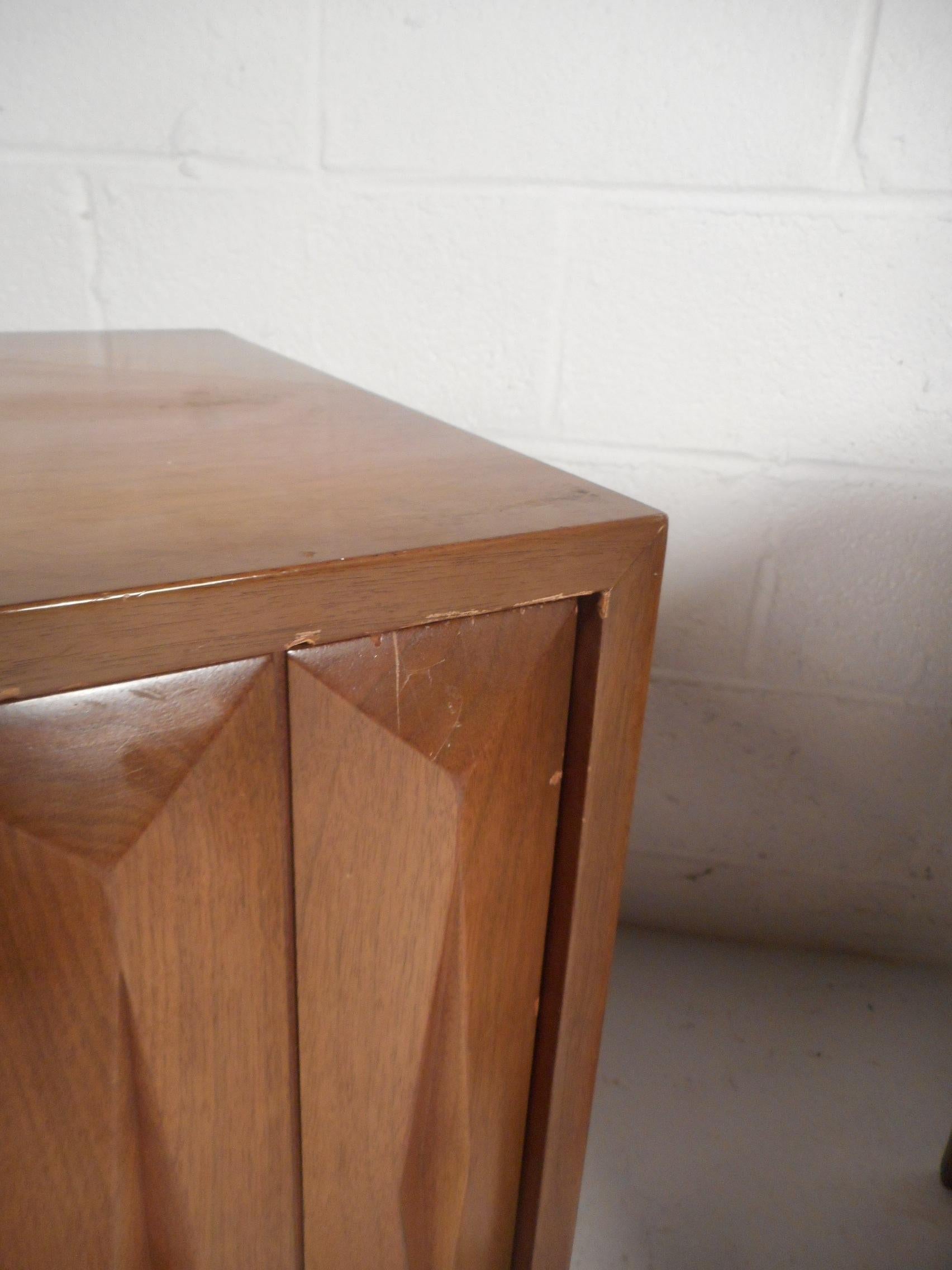 Pair of Midcentury Walnut Nightstands 7